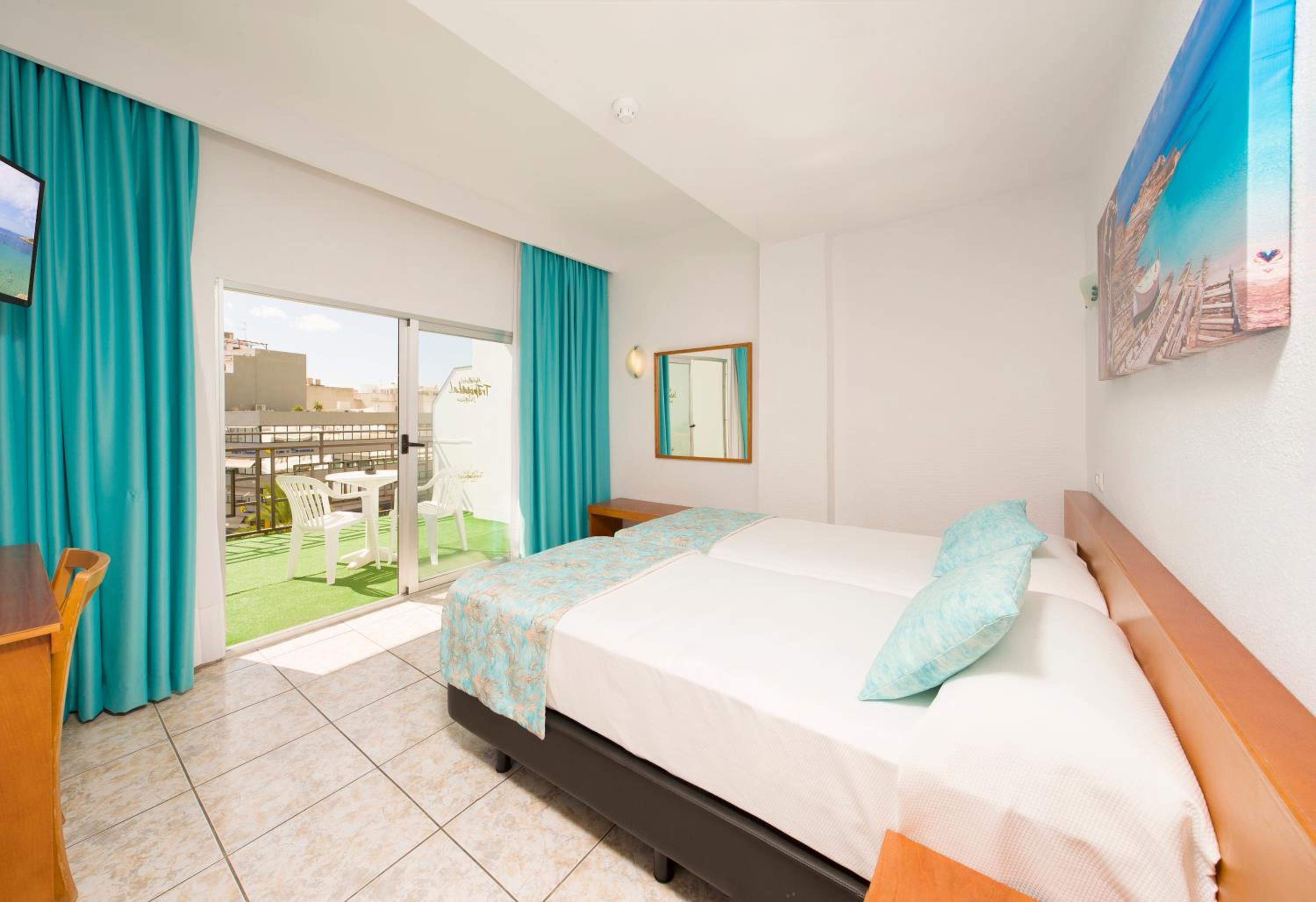 Twin Room with Balcony - Photo 3