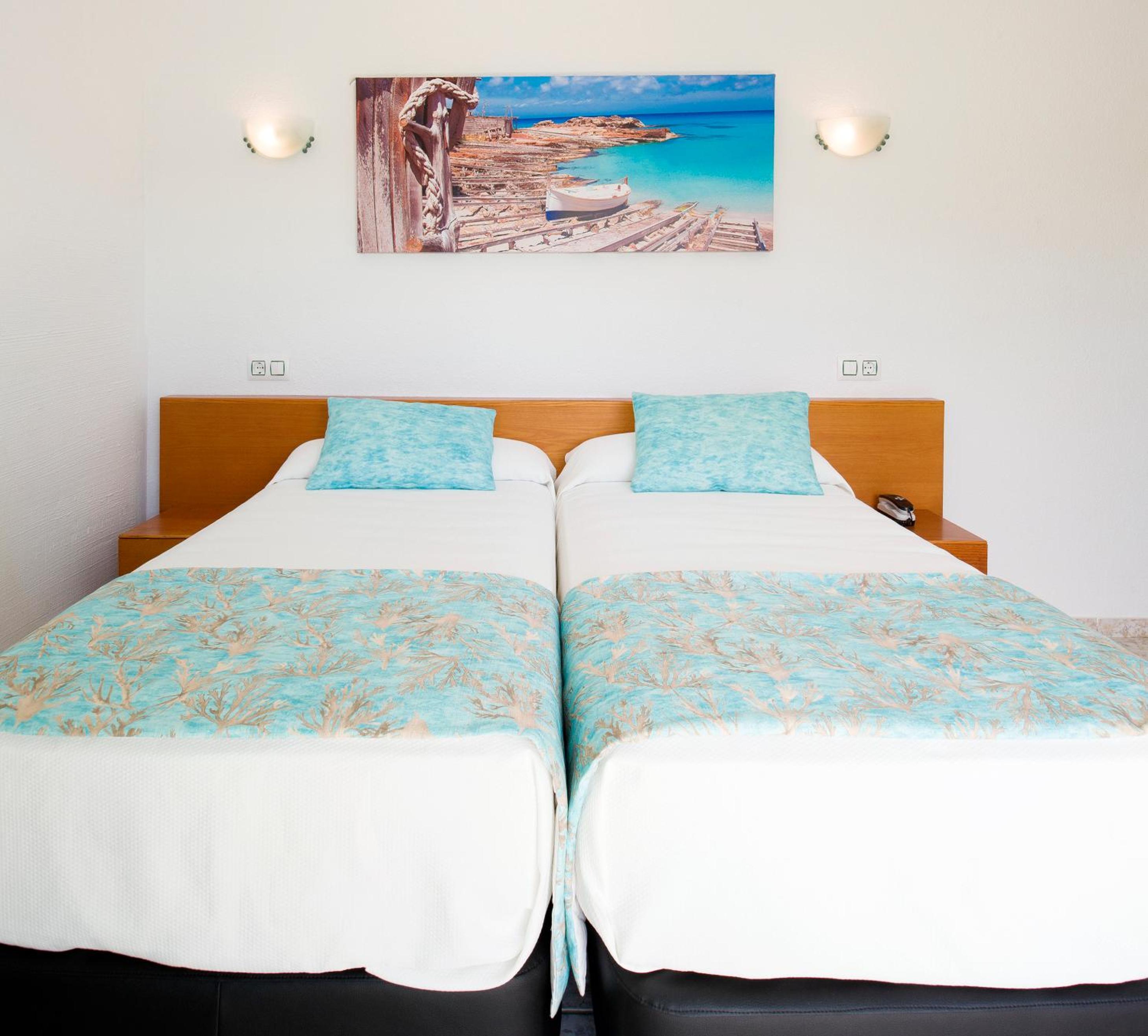 Twin Room with Balcony - Photo 2