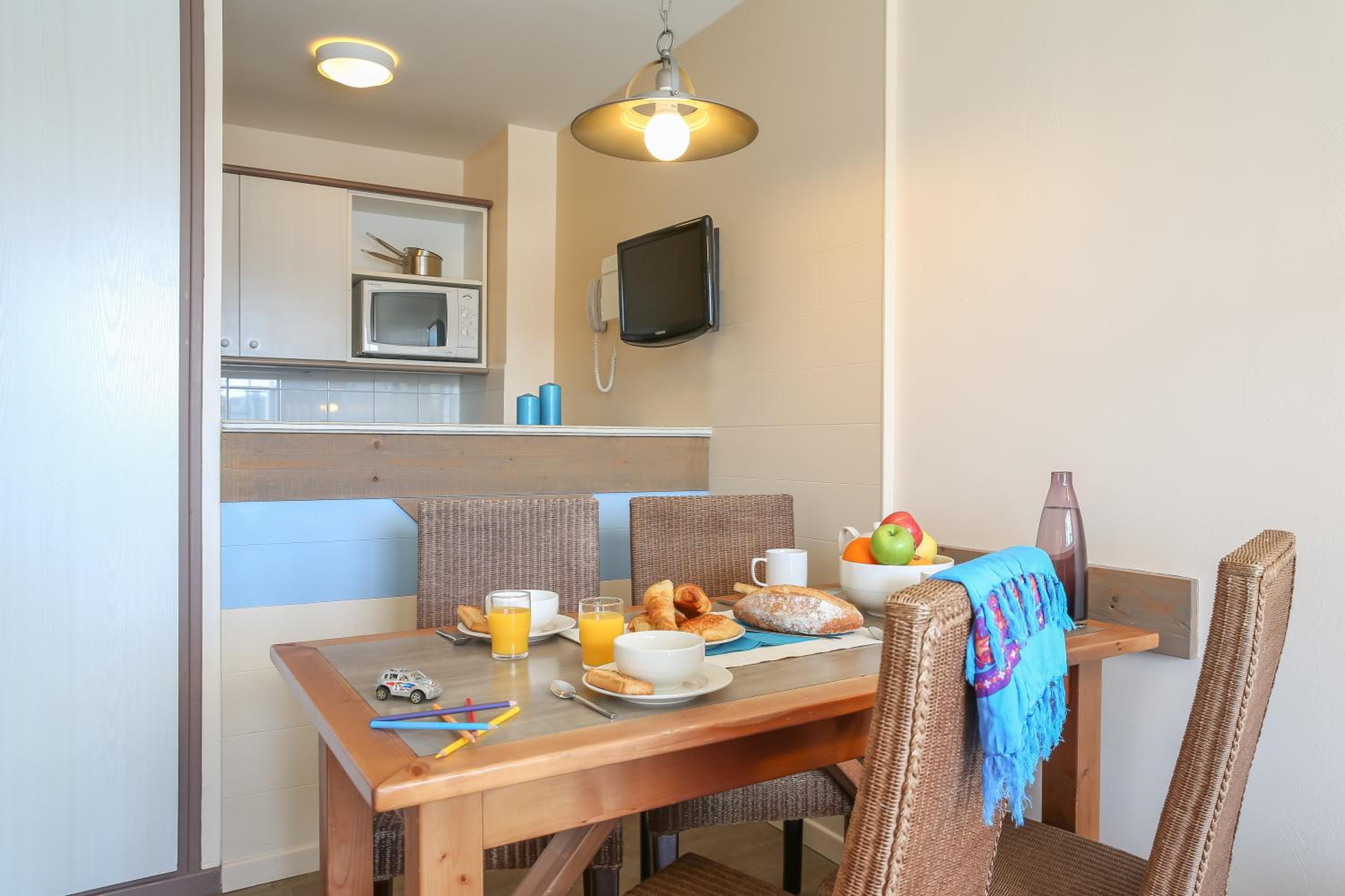 Studio with Sleeping Alcove and Terrace or Balcony (4 People) - Quartier La Place photo 2