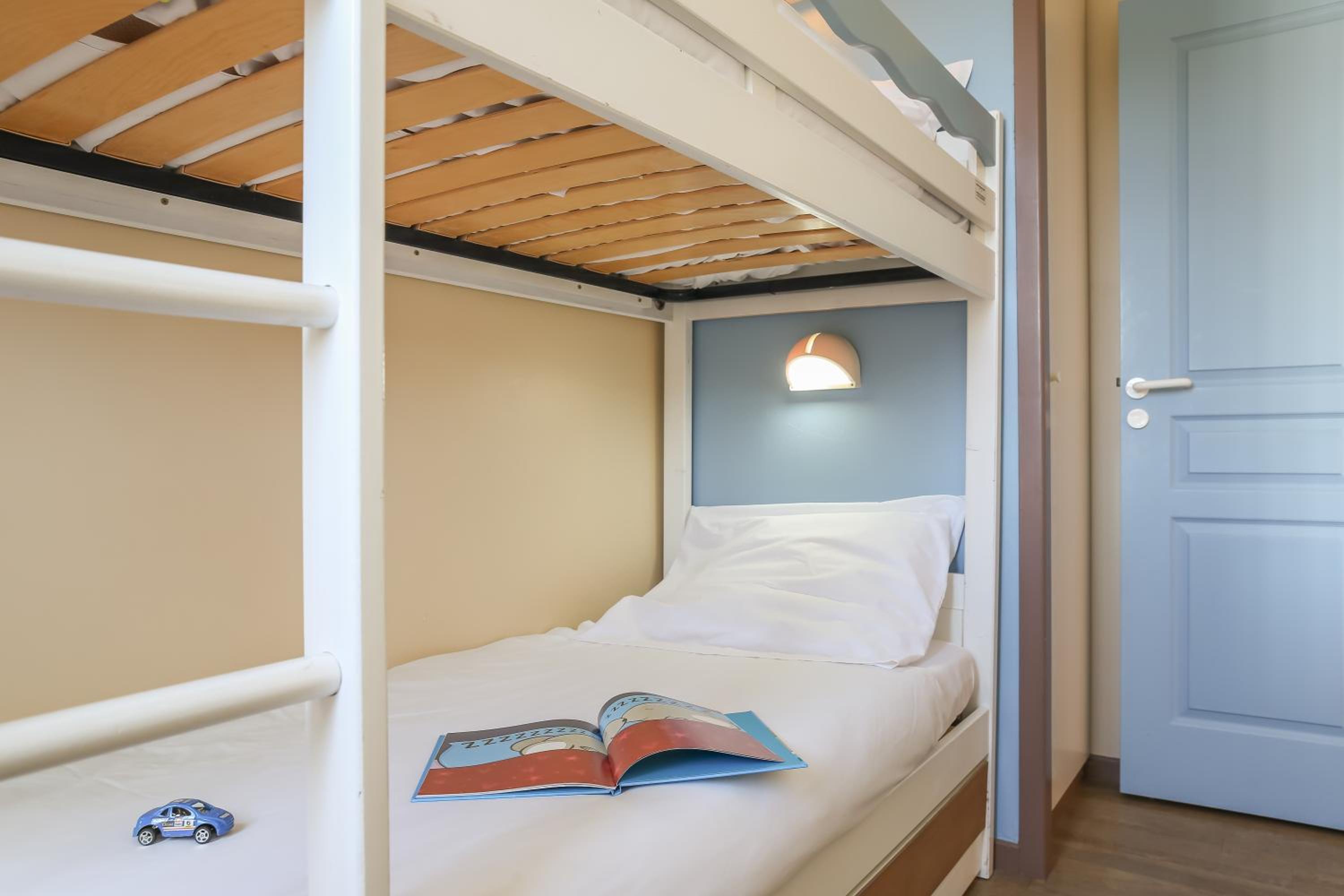 Studio with Sleeping Alcove and Terrace or Balcony (4 People) - Quartier La Place photo 1