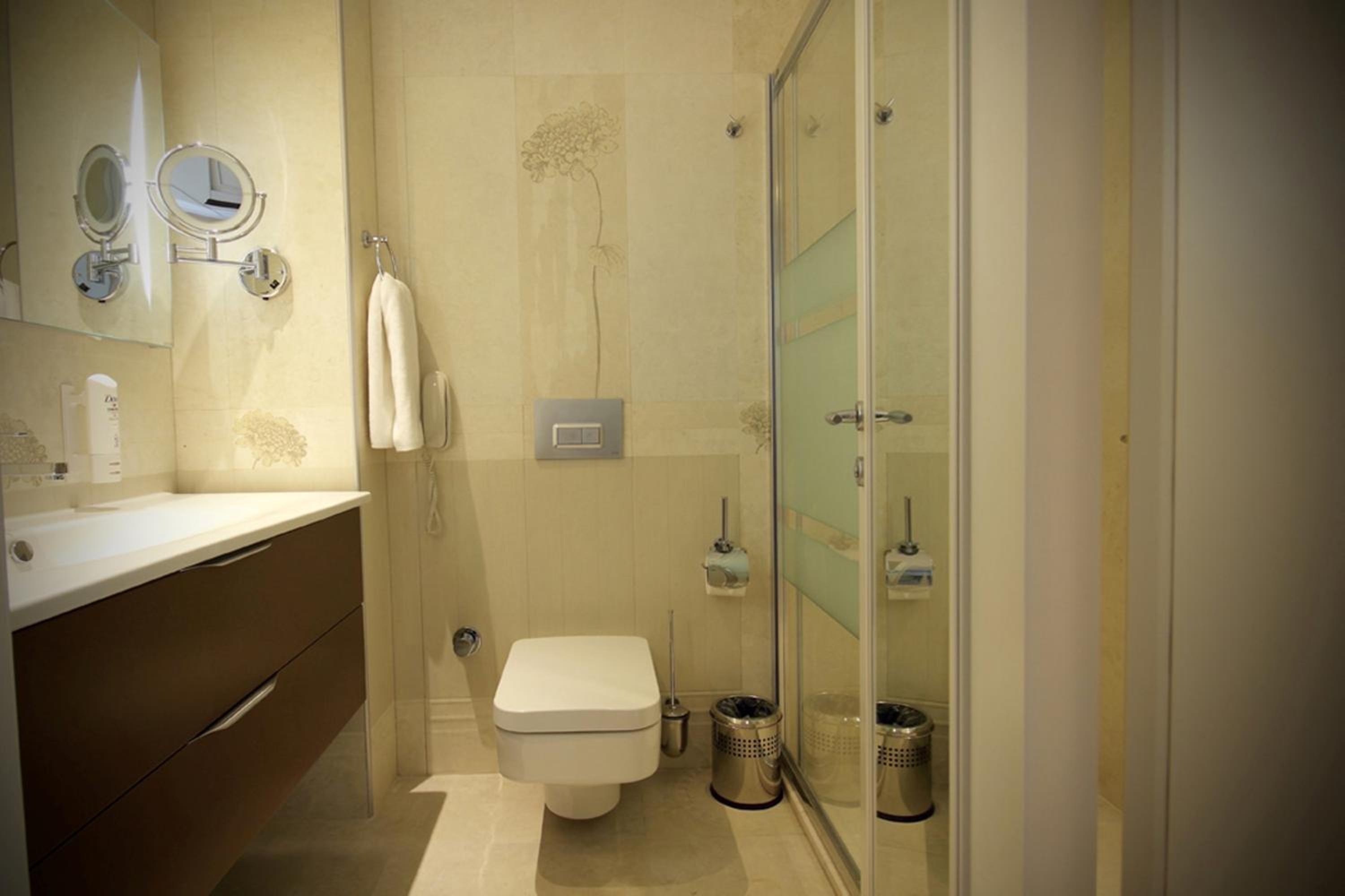 Deluxe Room with French Balcony - Photo 5