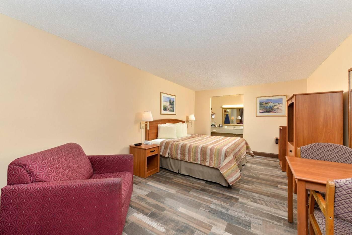 Deluxe King Room - Photo 3