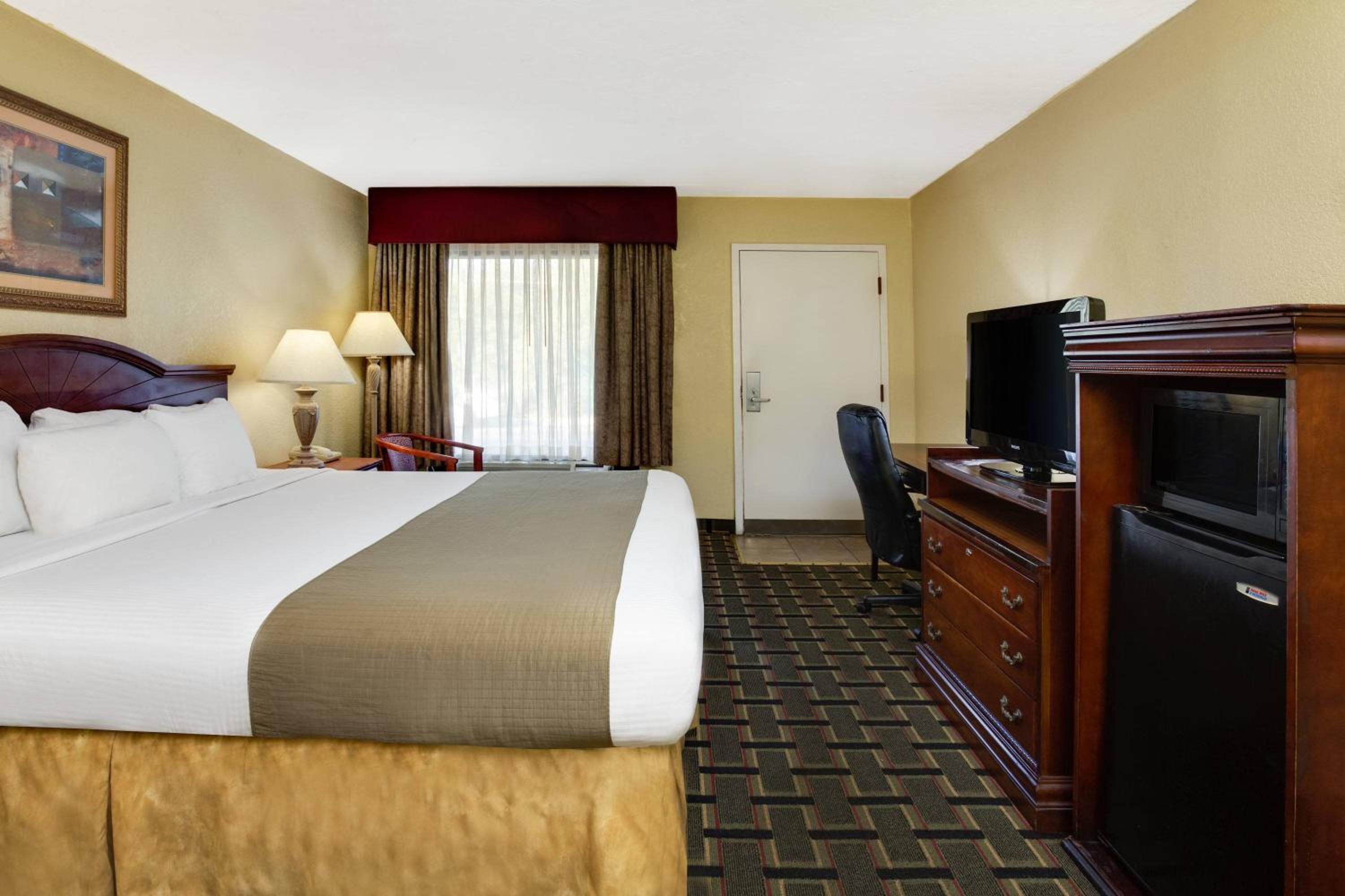 King Room - Non-Smoking - Photo 1