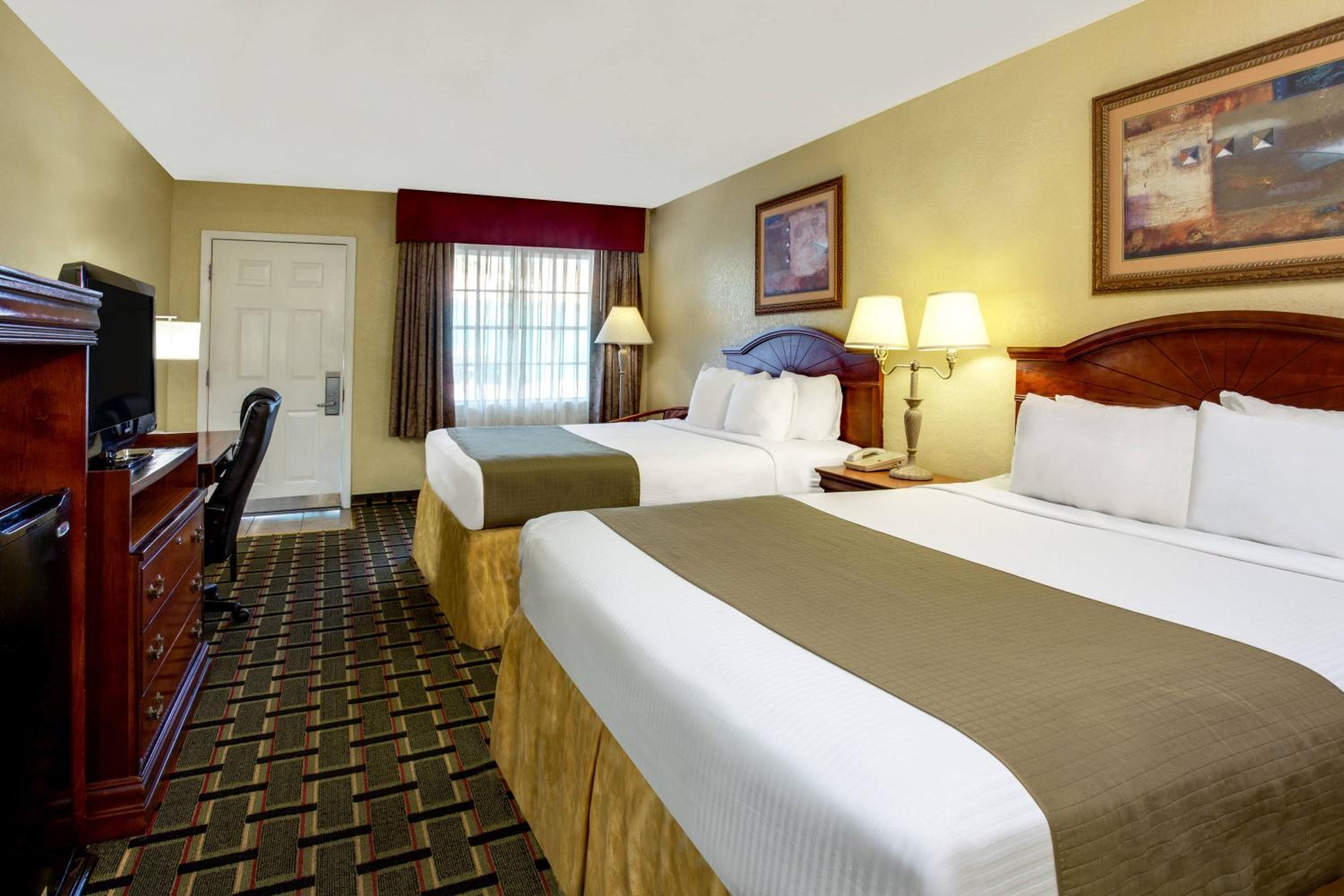 Queen Room with Two Queen Beds - Non-Smoking - Photo 5