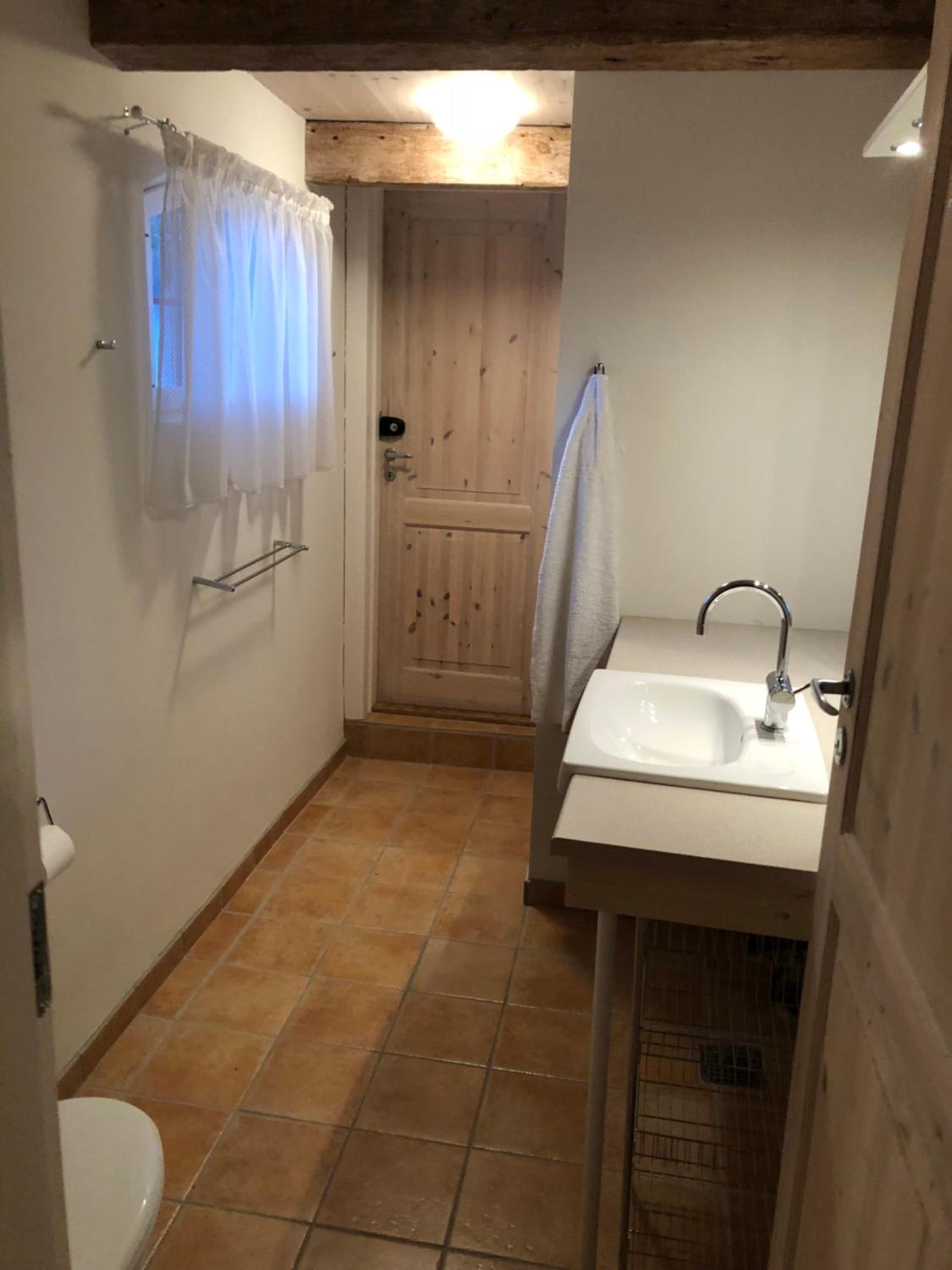 Queen Room with Shared Bathroom photo 2