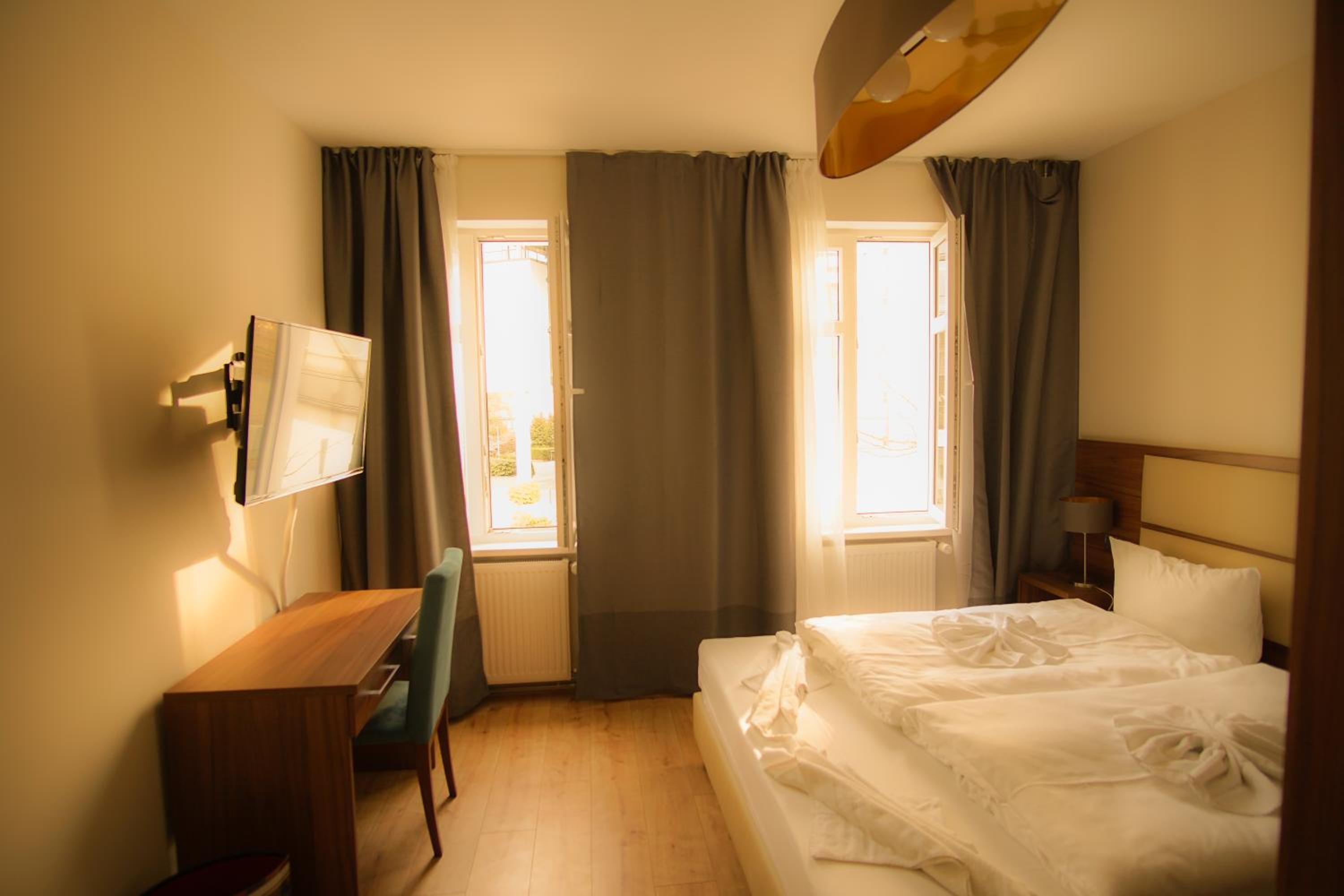 Budget Double Room photo 3