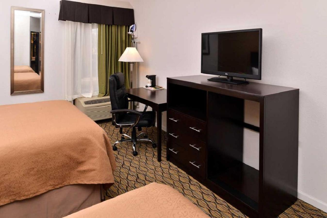 Queen Room with Two Queen Beds - Photo 5