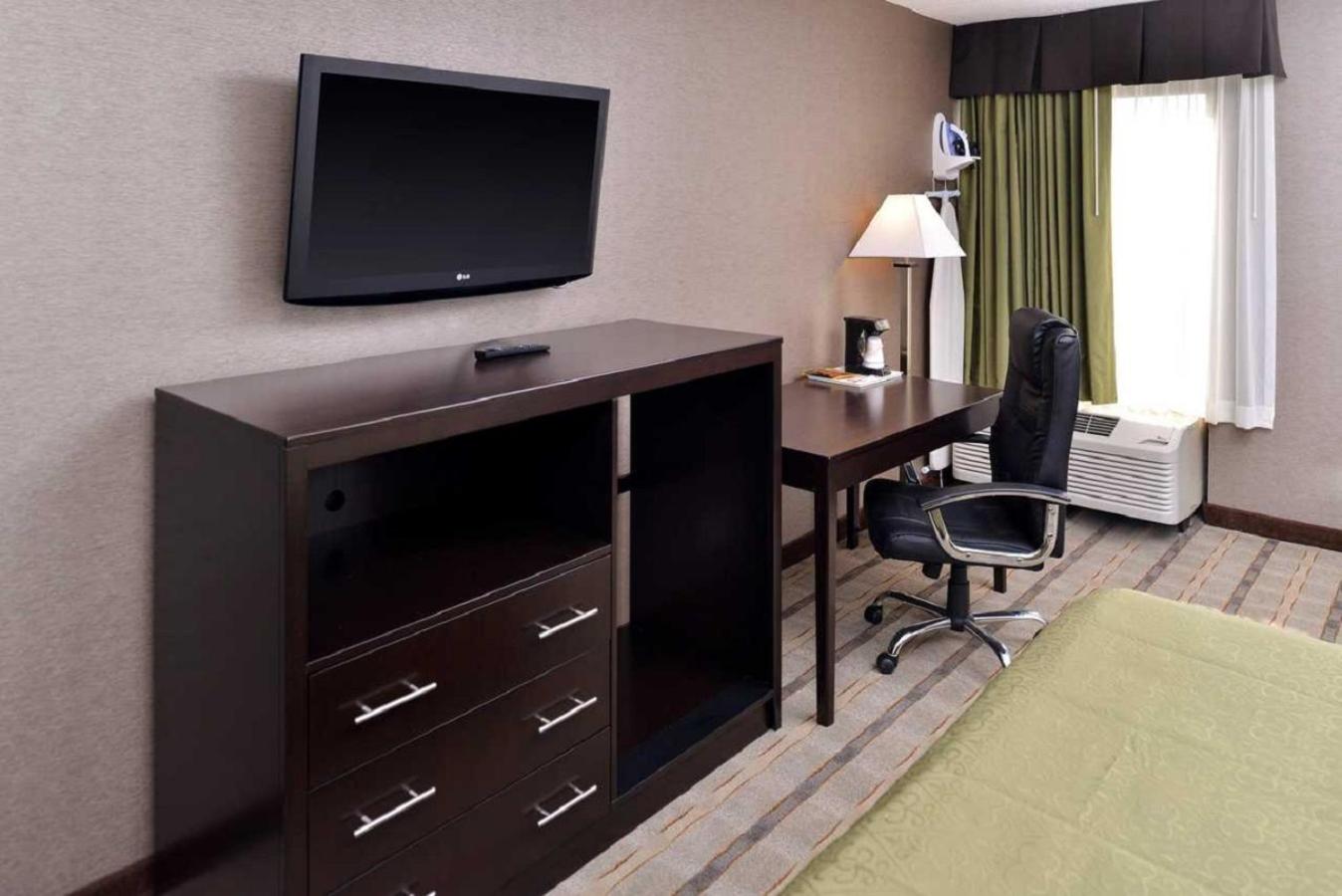 Queen Room with Two Queen Beds - Photo 3