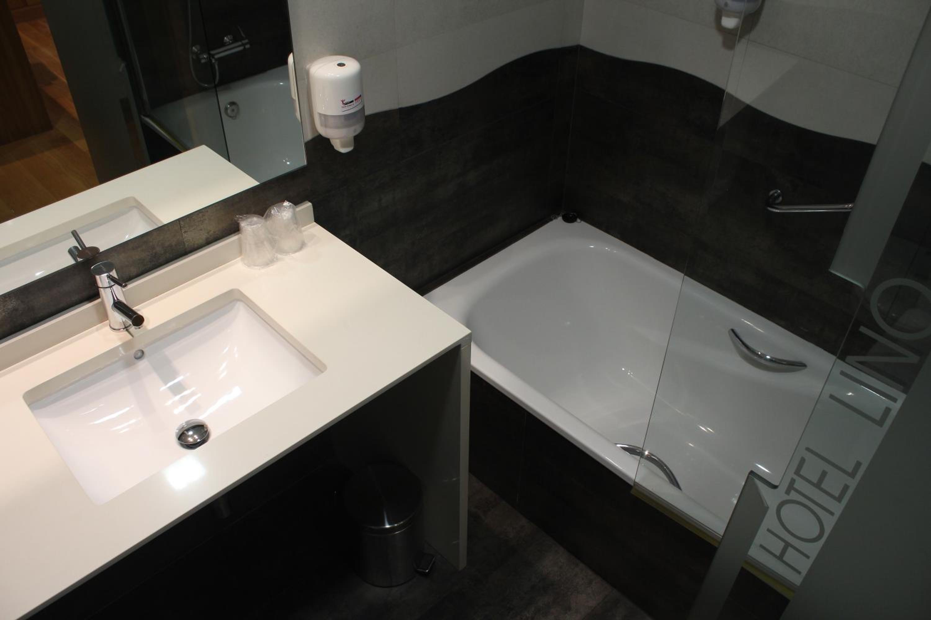 Superior Double or Twin Room - Photo 8