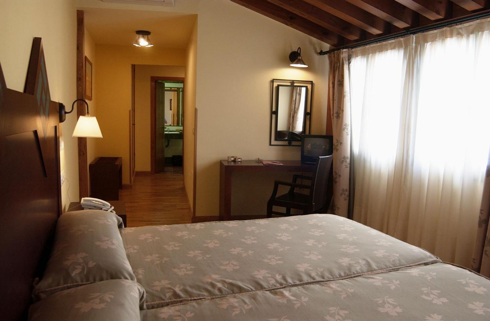 Double or Twin Room - Photo 5