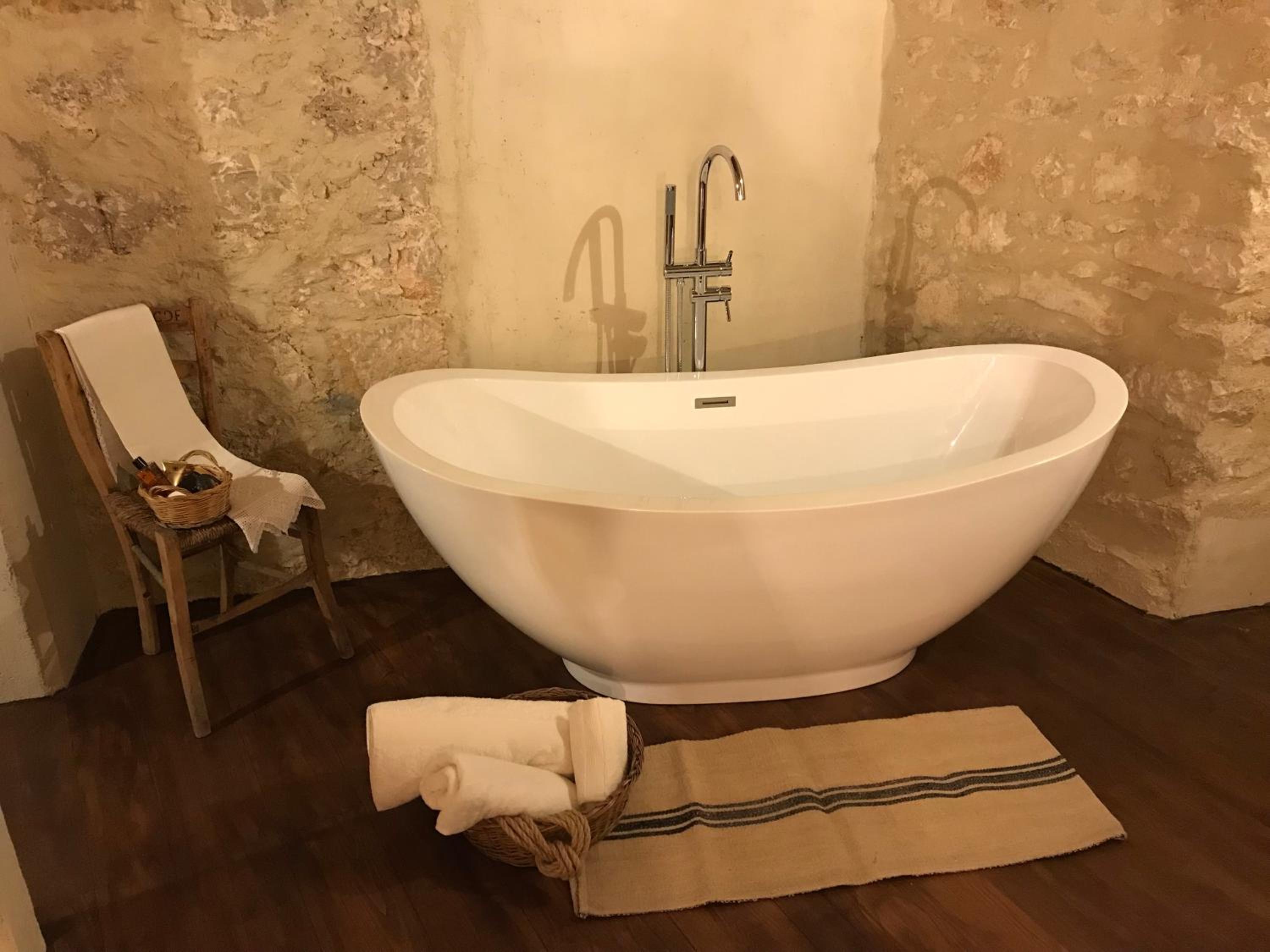 Deluxe Double Room with Bath - Photo 2