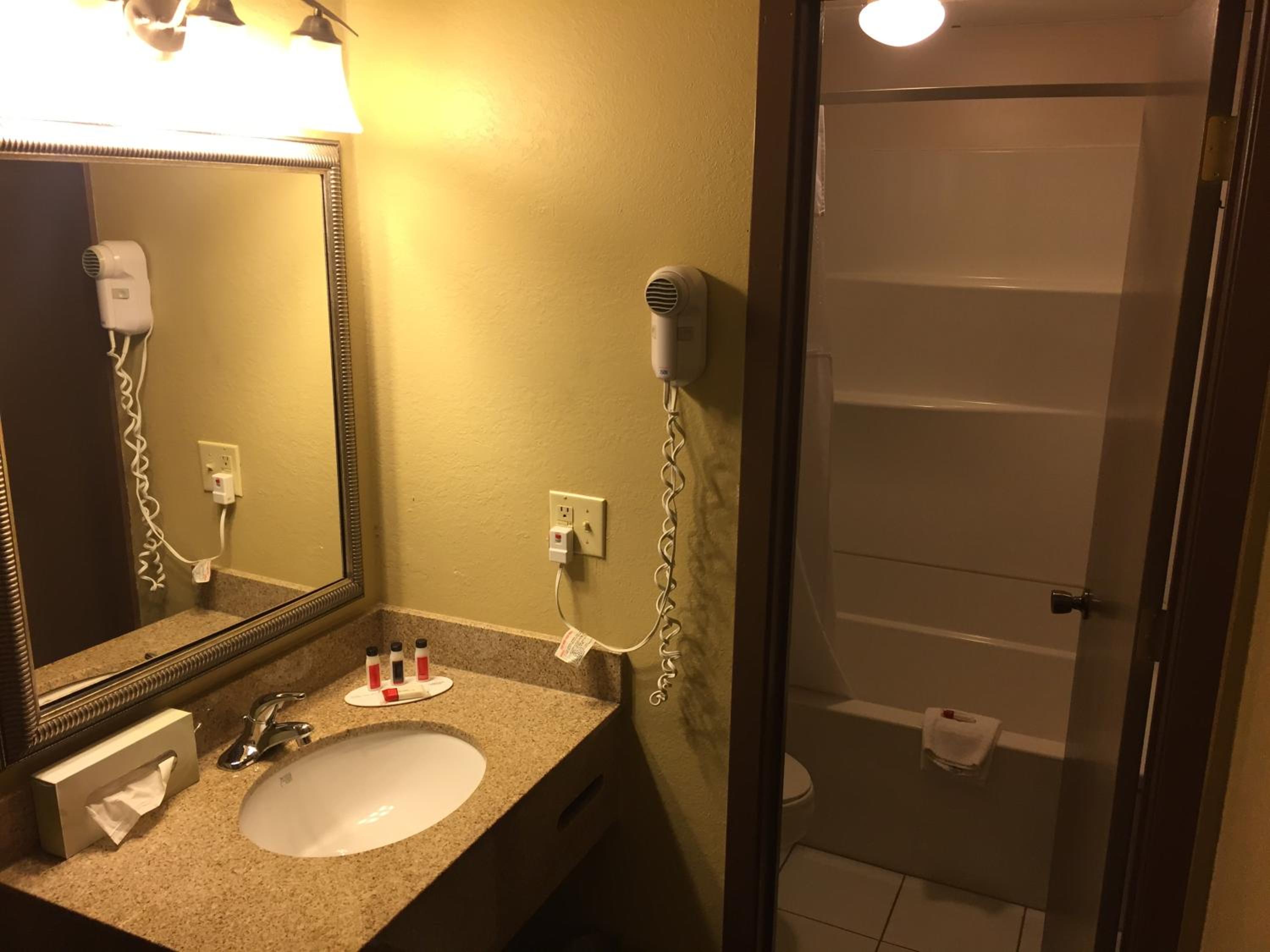 Deluxe Queen Room with Two Queen Beds - Non-Smoking - Photo 2