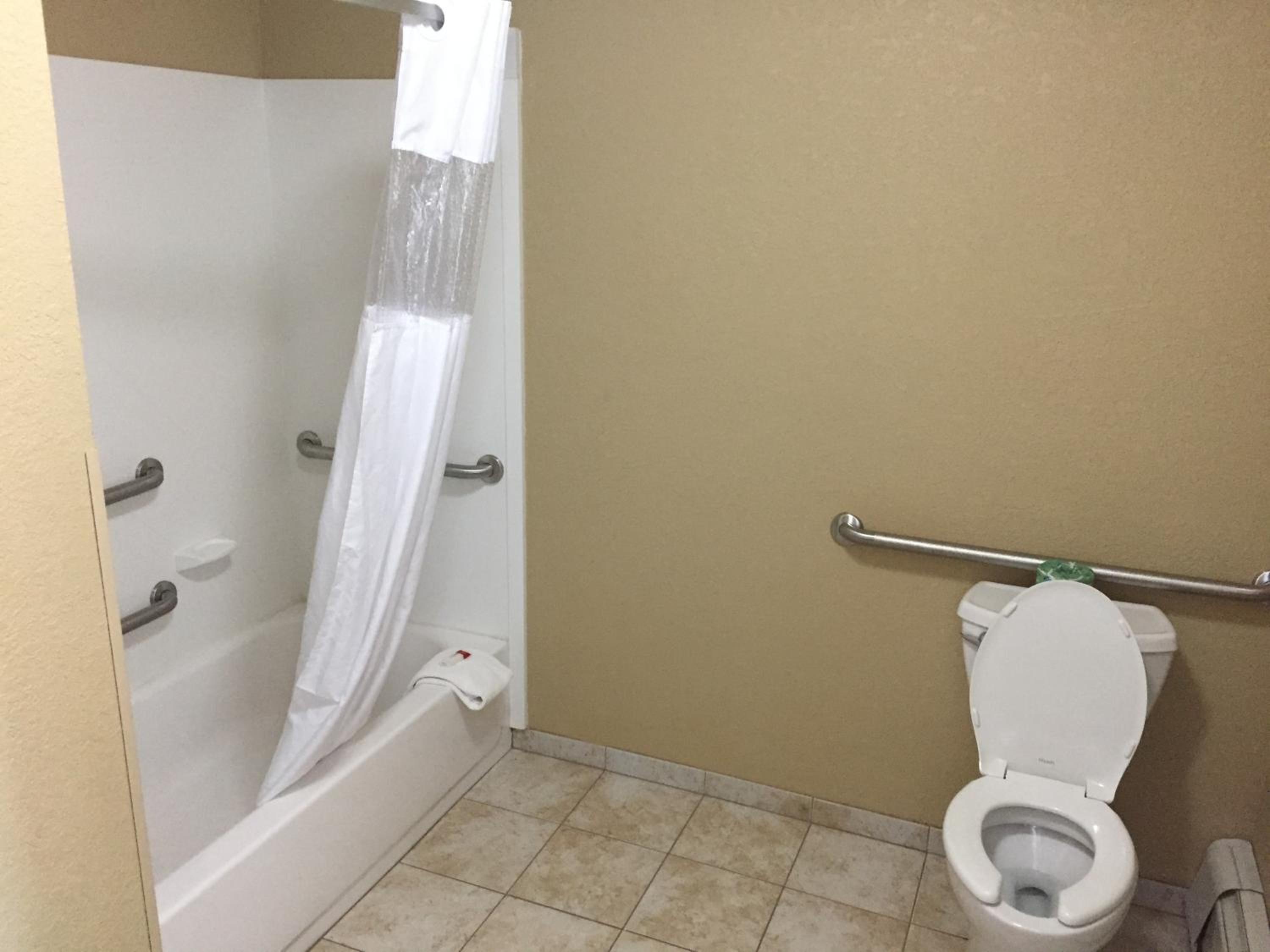 Deluxe Suite with Two Queen Beds - Non-Smoking - Photo 4