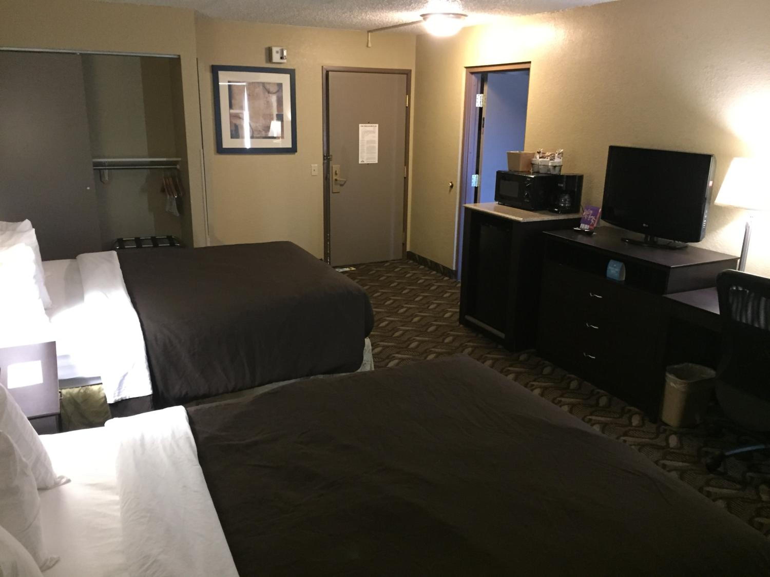 Deluxe Suite with Two Queen Beds - Non-Smoking - Photo 2