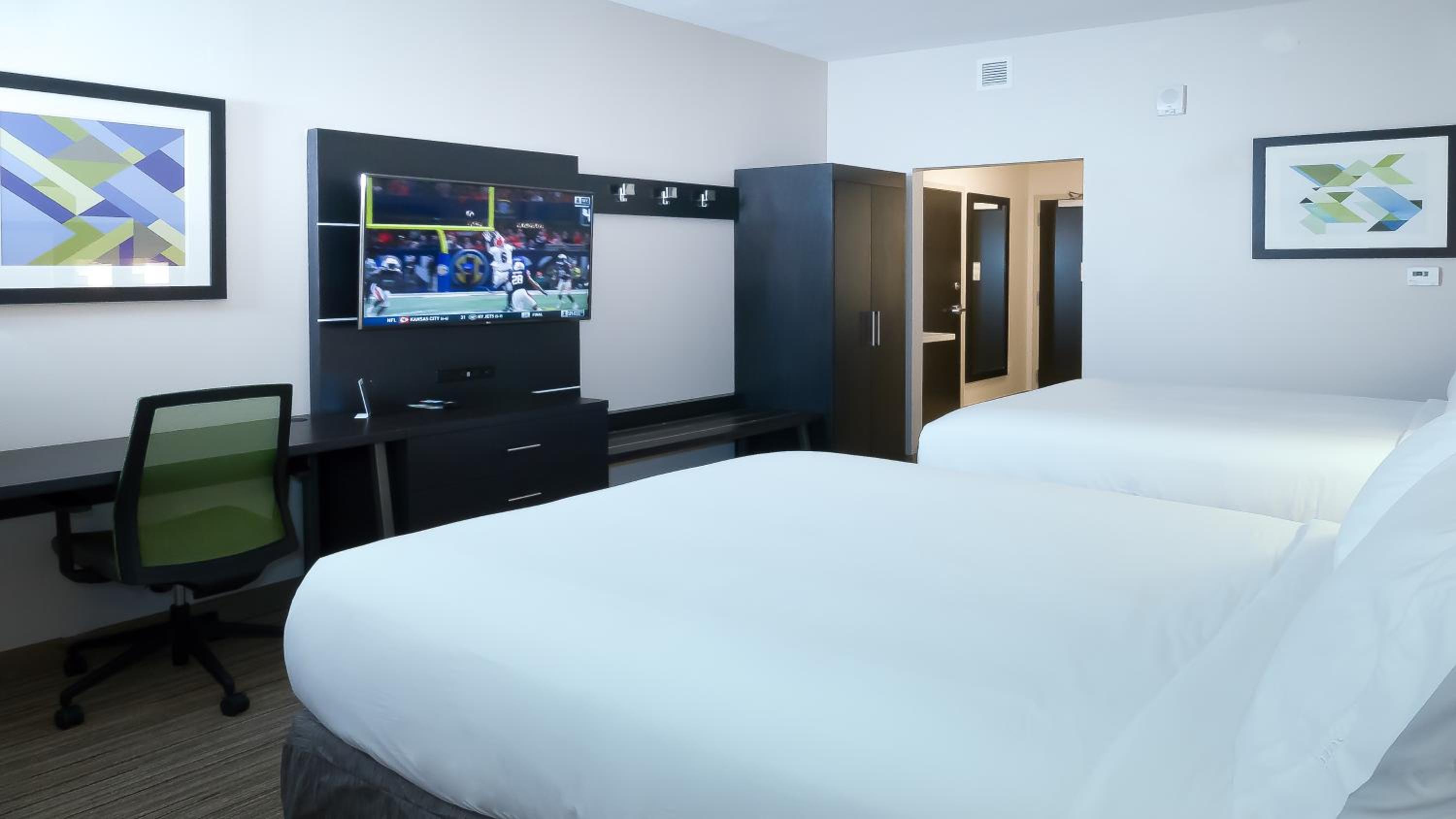 Standard Queen Room with Two Queen Beds and Mobility Accessible Tub - Photo 3