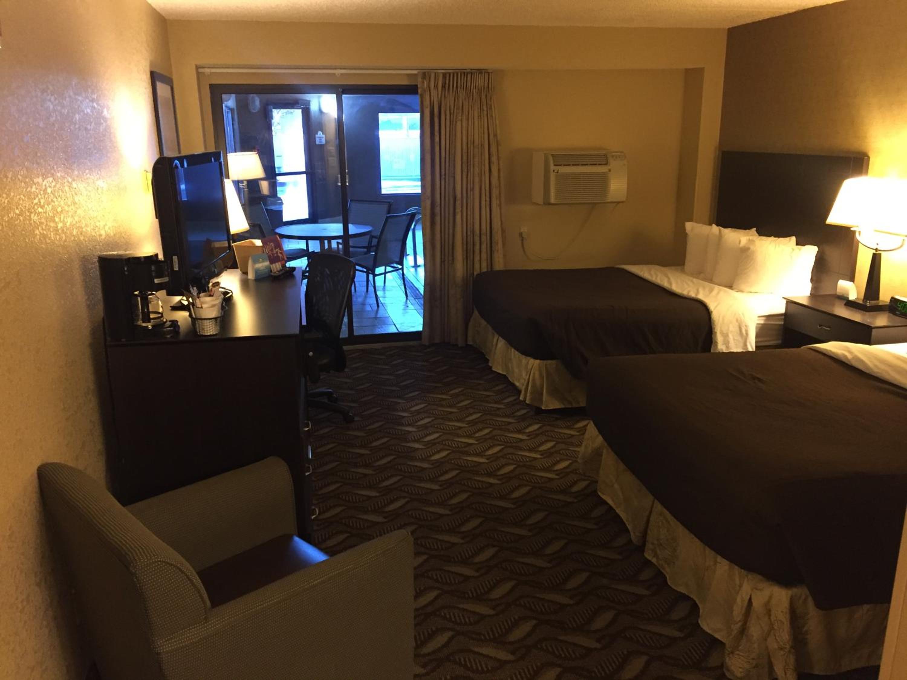 Queen Room with Two Queen Beds - Non-Smoking - Photo 5