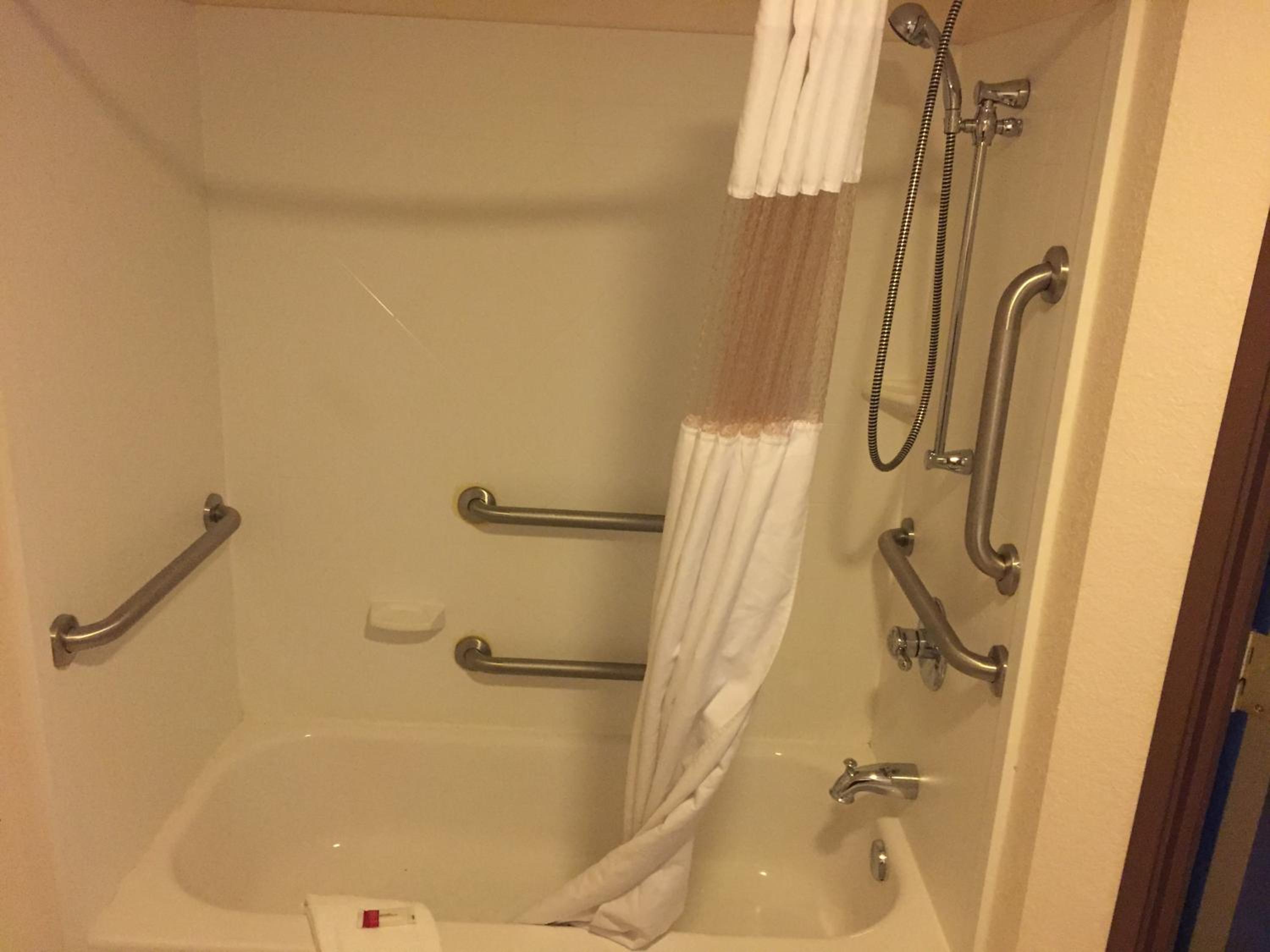 Queen Room with Bath Tub - Mobility Accessible/Non-Smoking - Photo 2