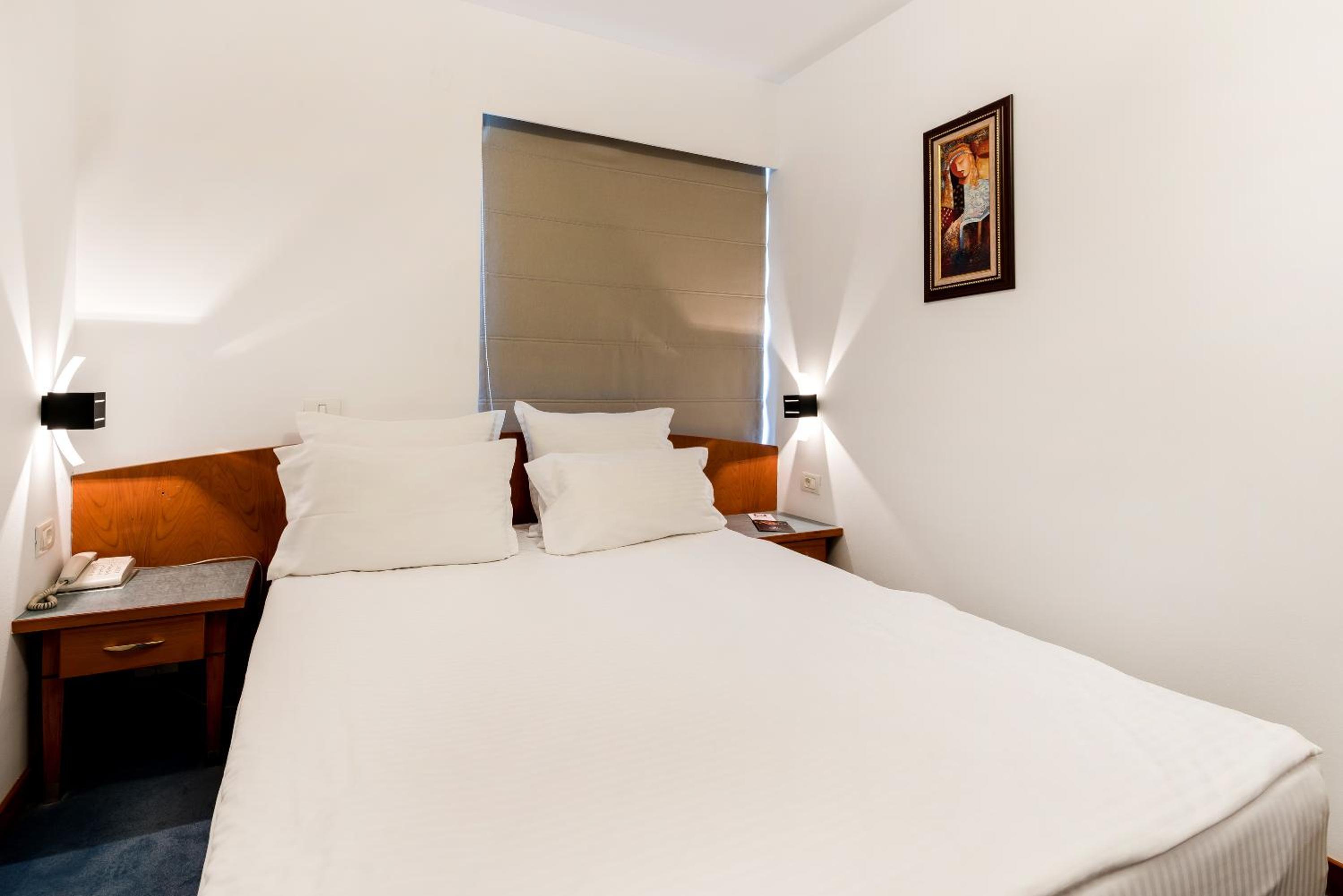 Classic Double Room - Photo 17