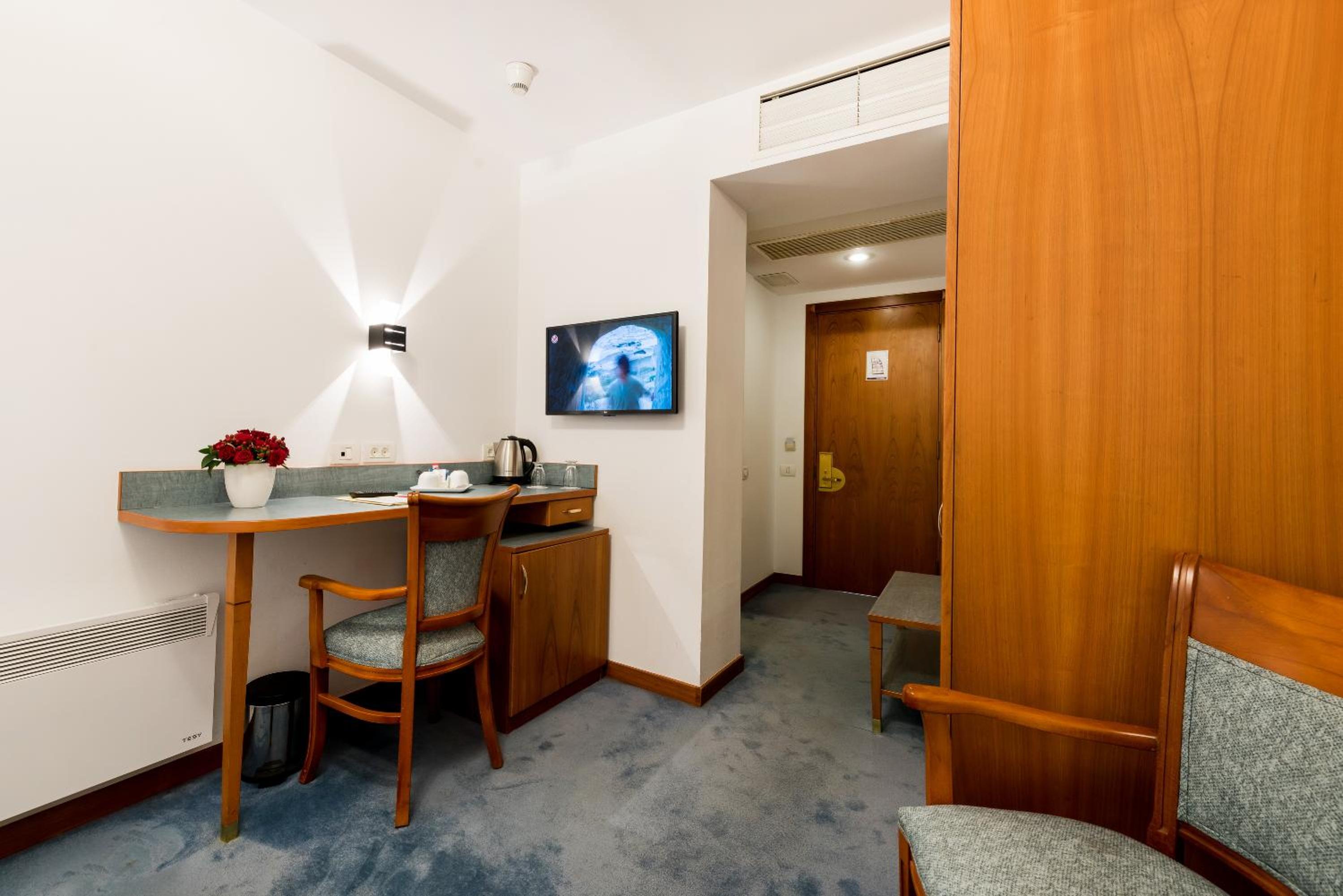 Classic Double Room - Photo 8