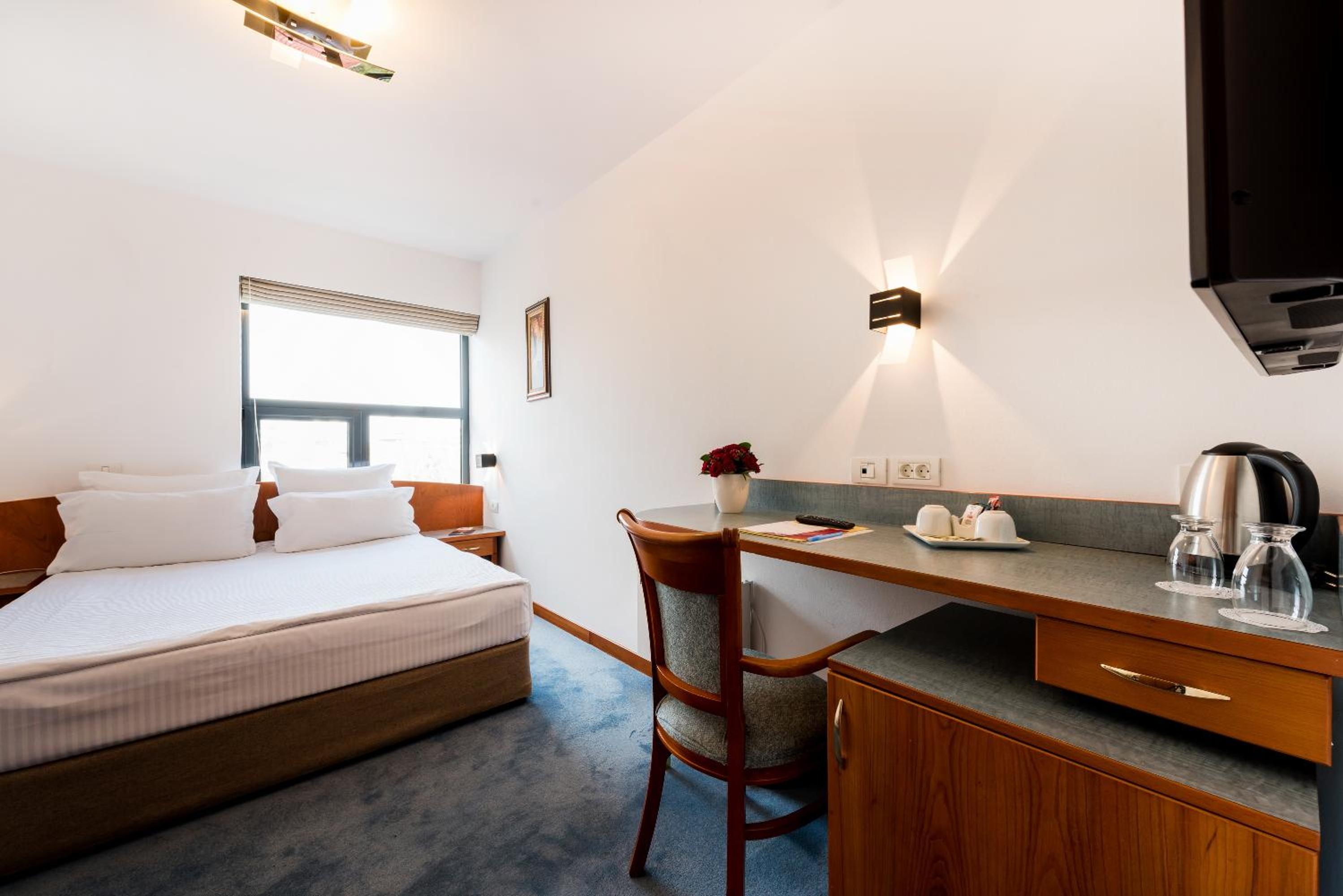 Classic Double Room - Photo 10