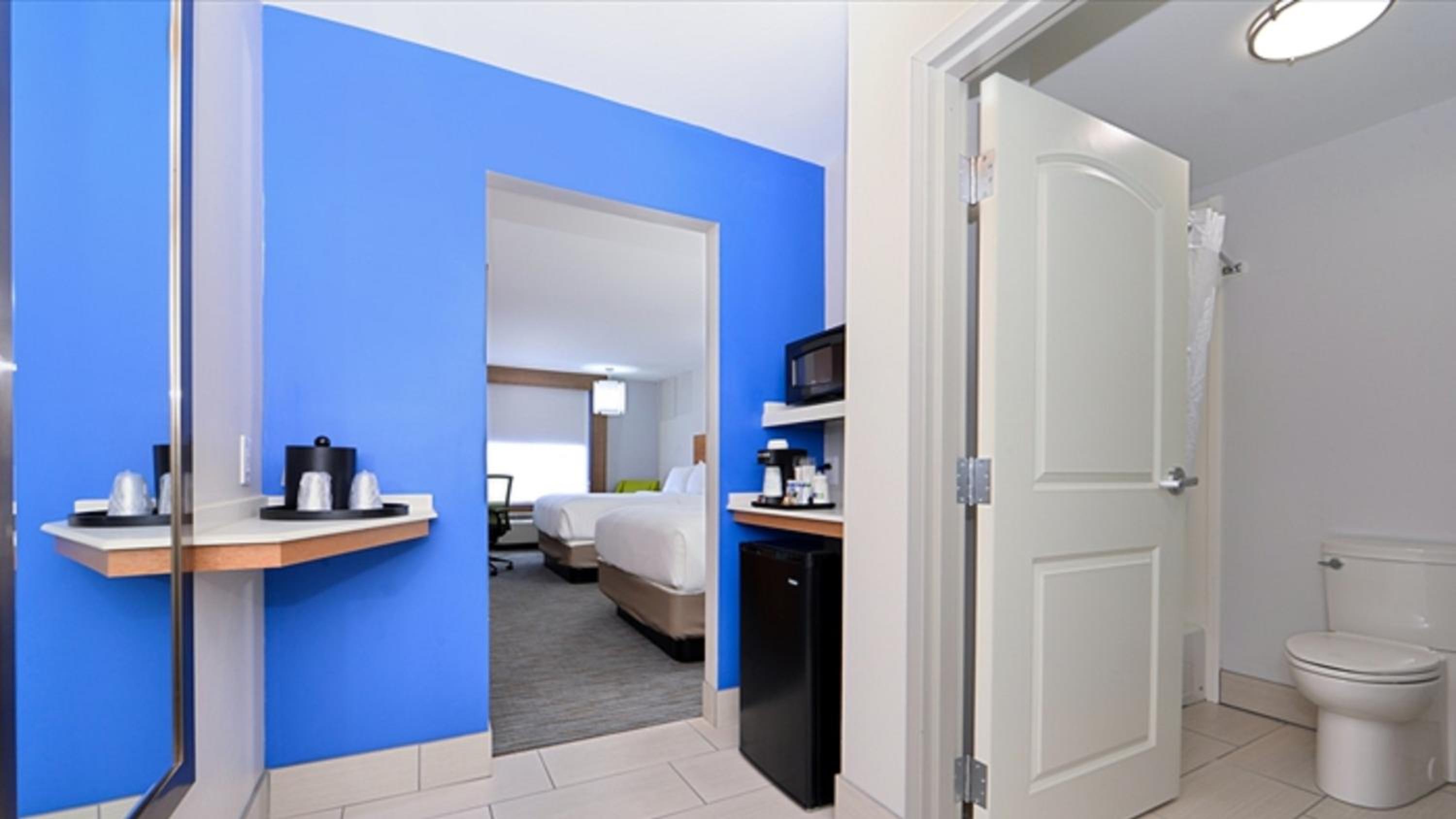 King Suite with Tub and Sofa Bed - Mobility Accessible