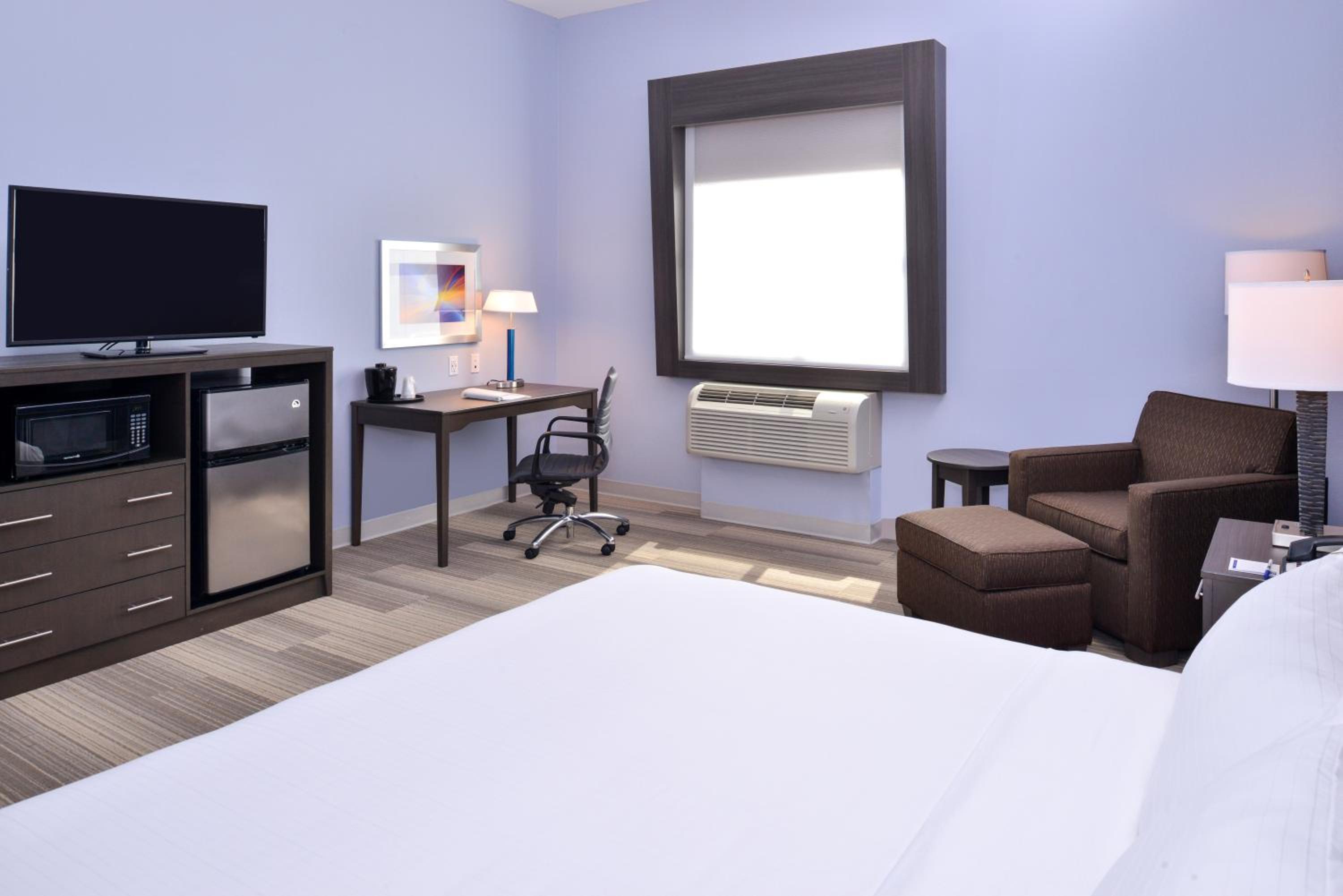 Standard King Room with Roll-in Shower - Mobility Accessible