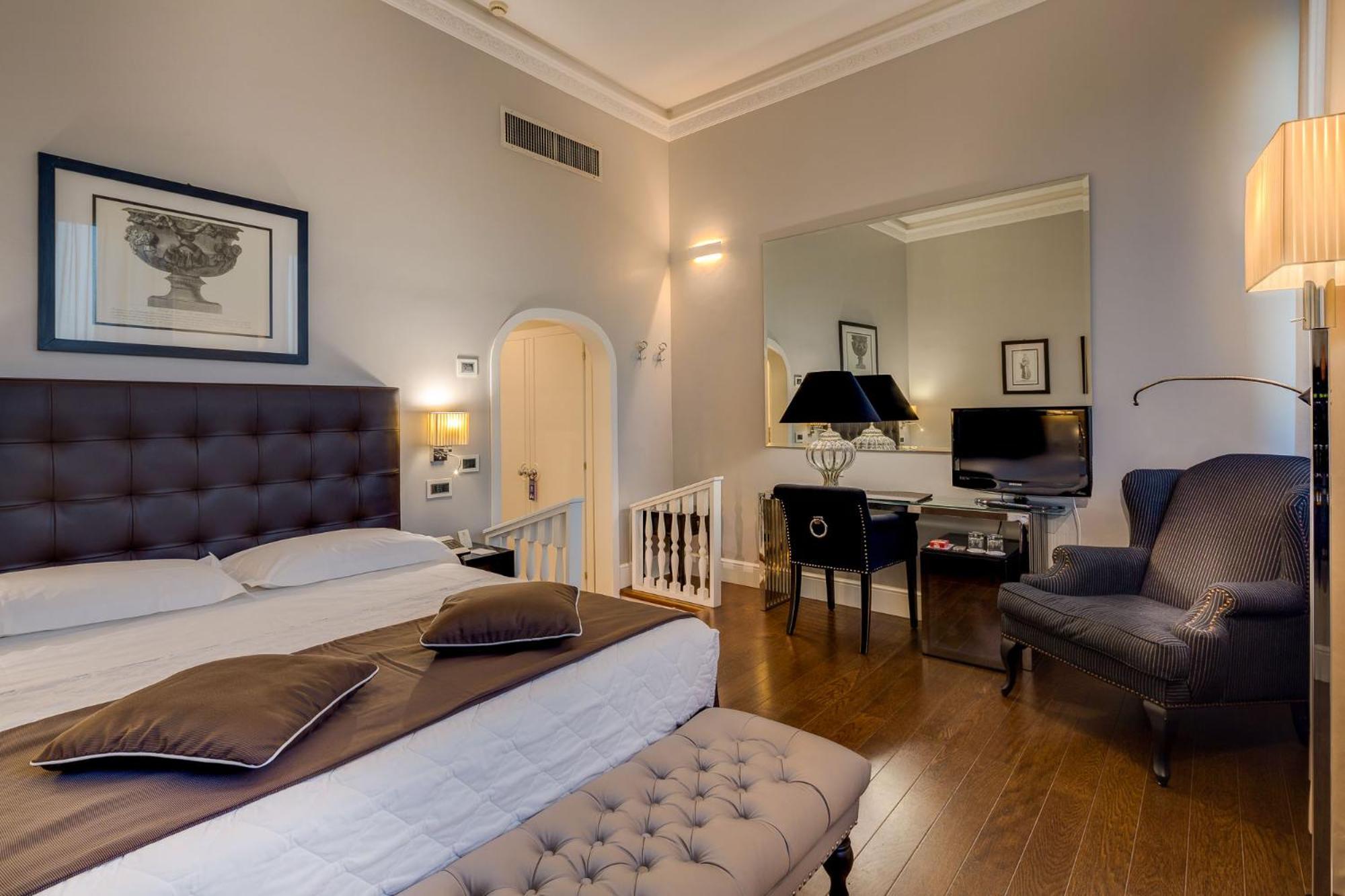 Double or Twin Room with City View thumbnail 5