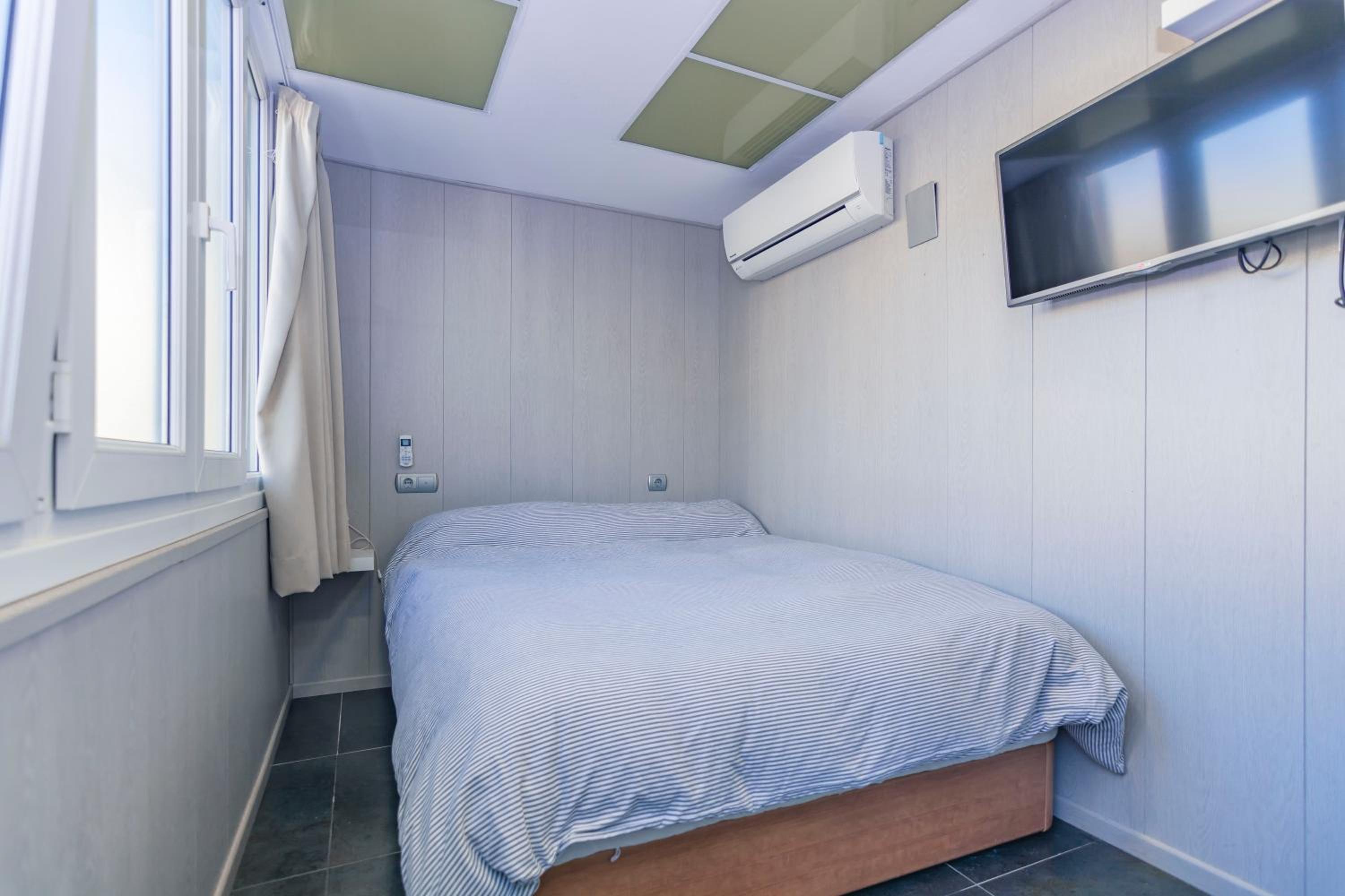 Small Studio with street view photo 2