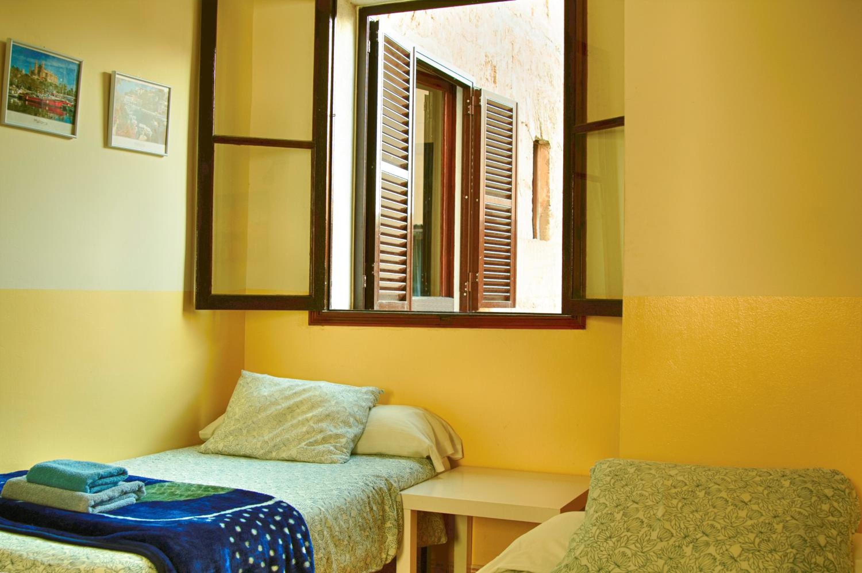 Twin Room with Private Bathroom photo 3
