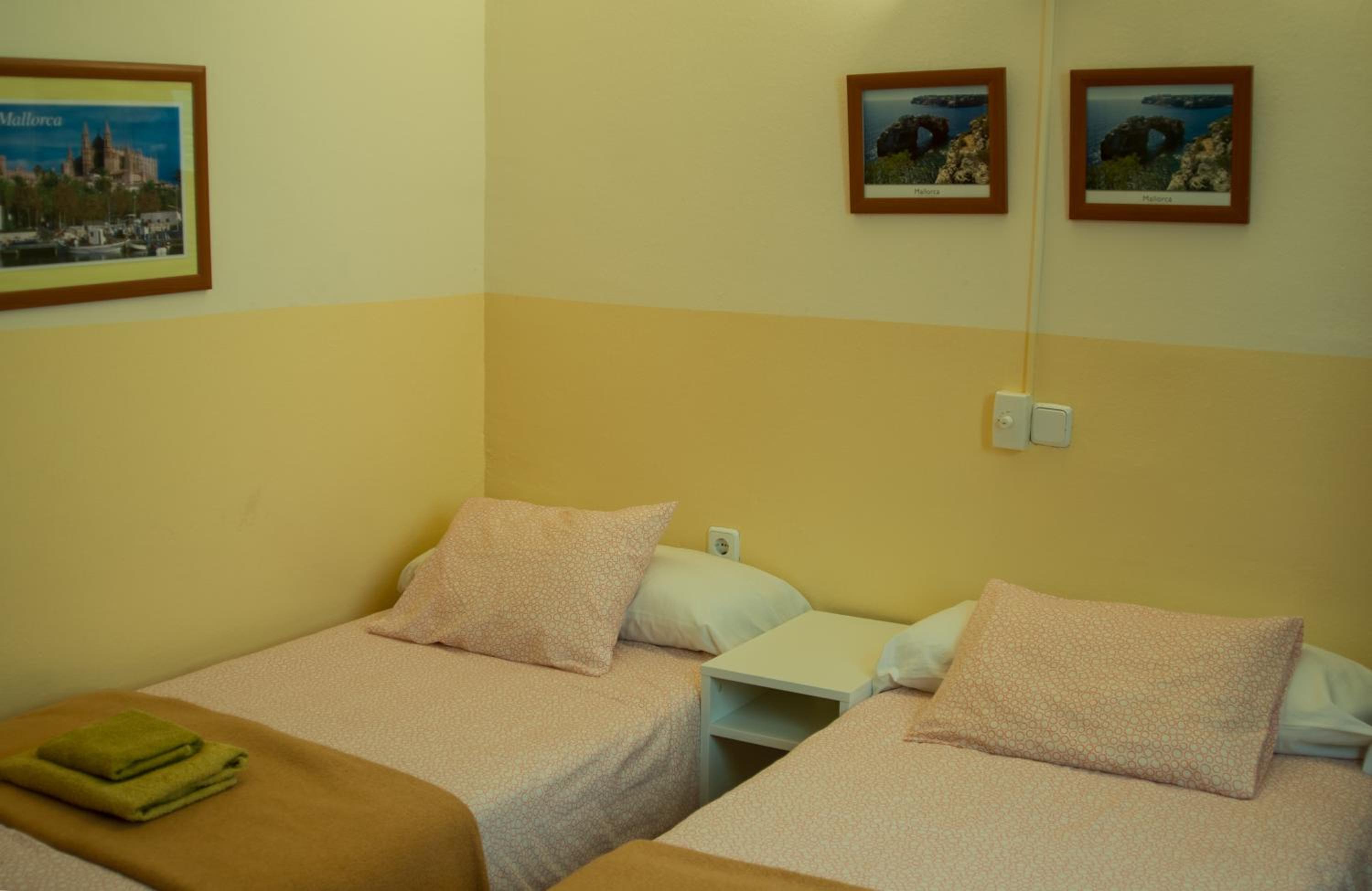 Standard Twin Room with Shared Bathroom photo 3