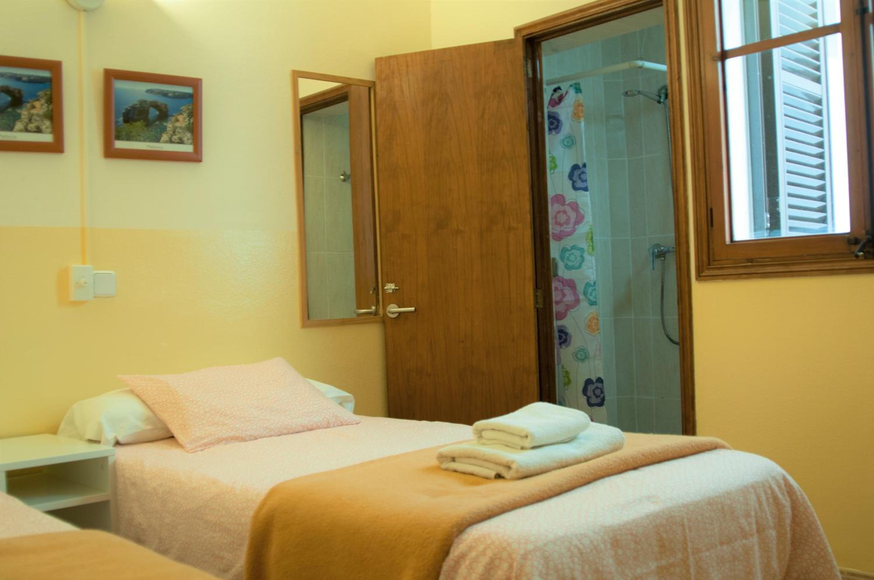 Twin Room with Private Bathroom photo 2