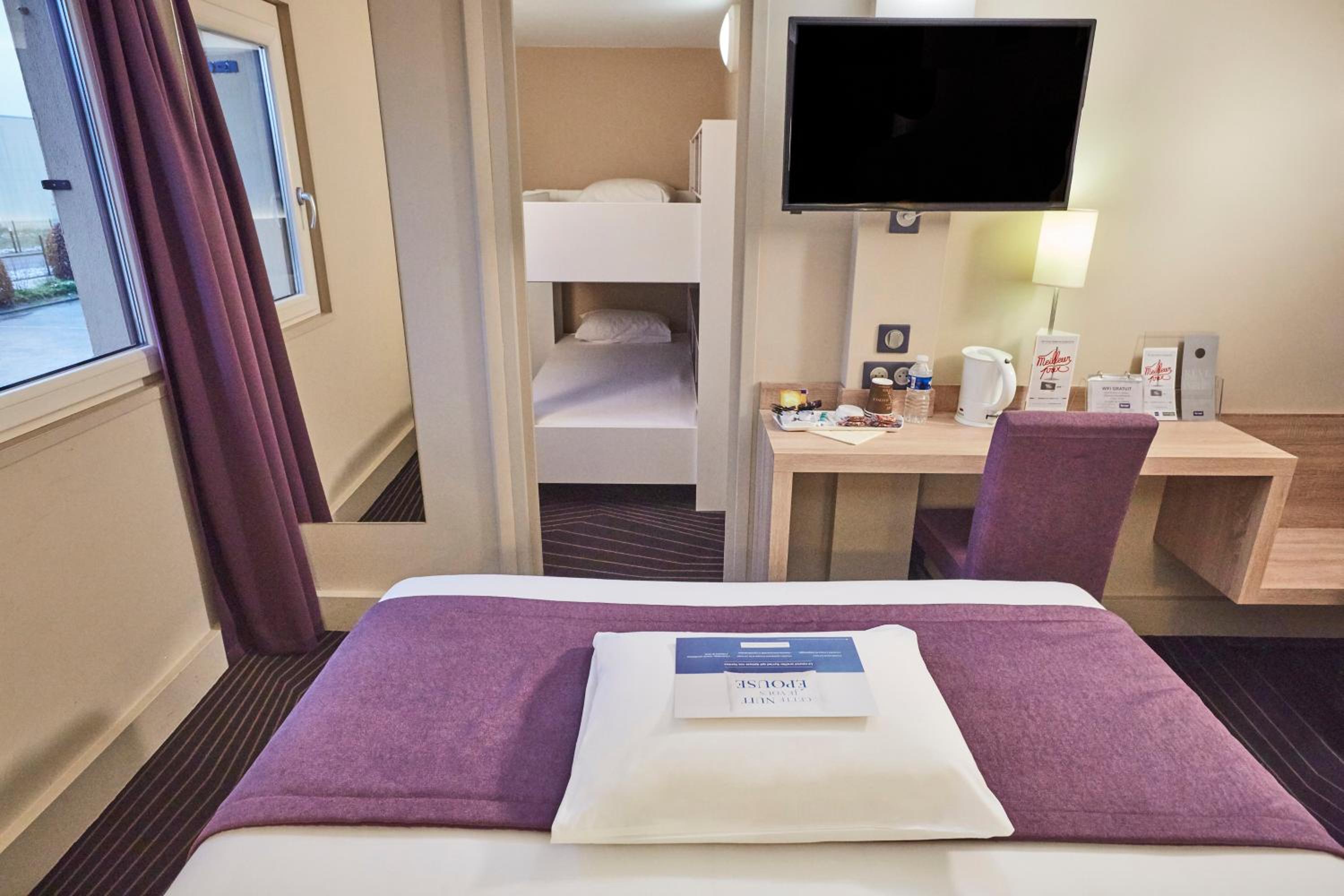 Quadruple Room with 1 Double Bed and 2 Single Beds - Photo 4