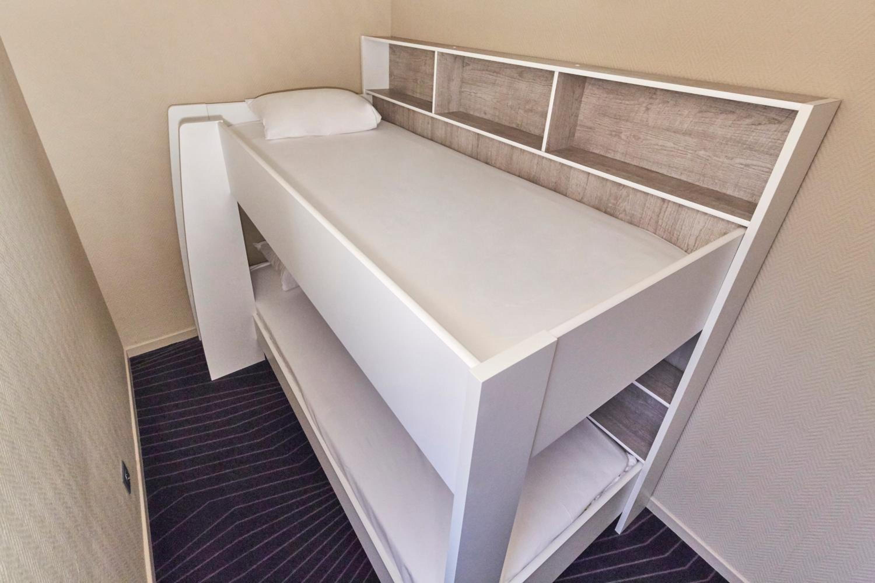 Quadruple Room with 1 Double Bed and 2 Single Beds - Photo 5