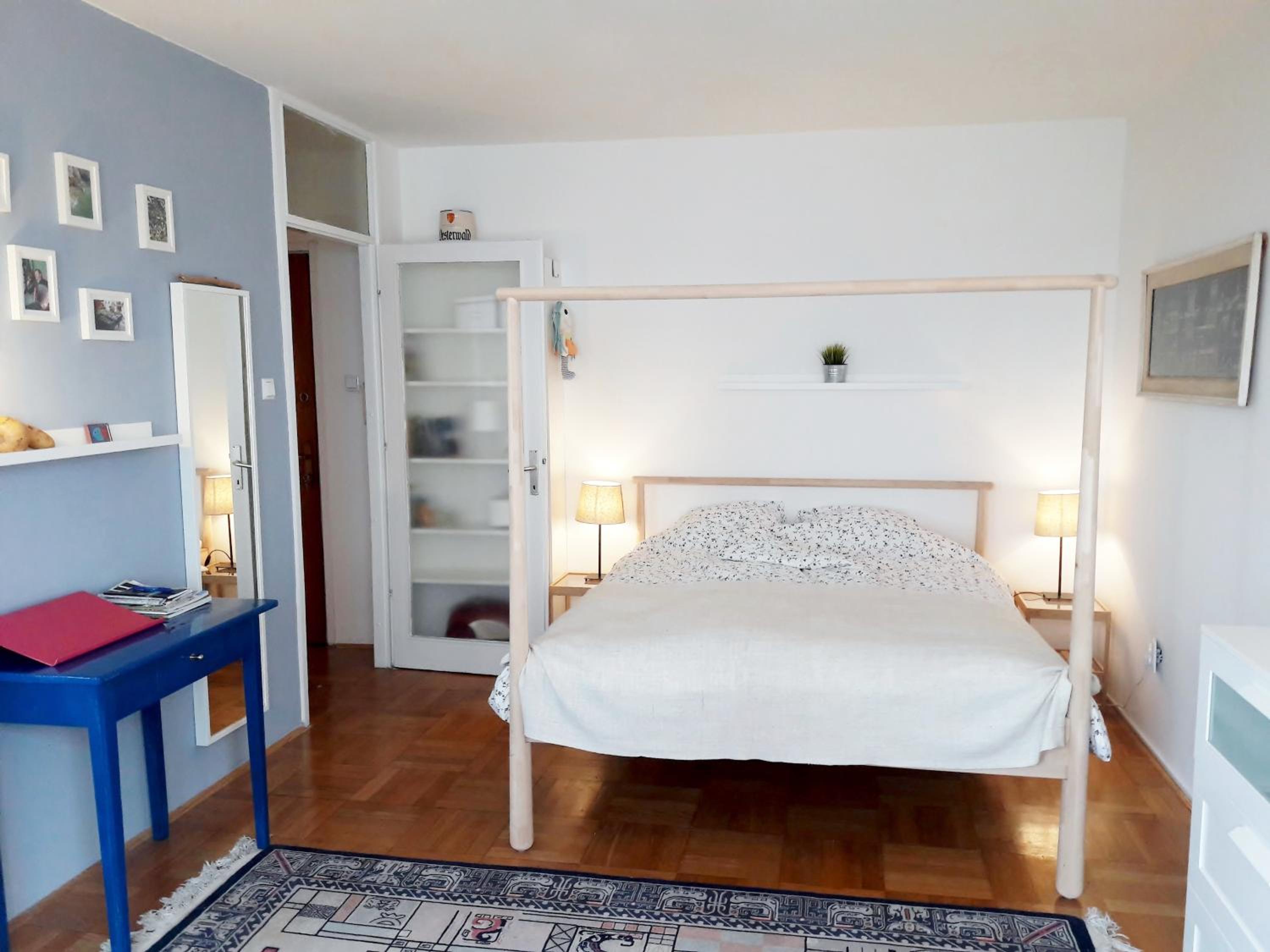 Studio Apartment - Photo 1