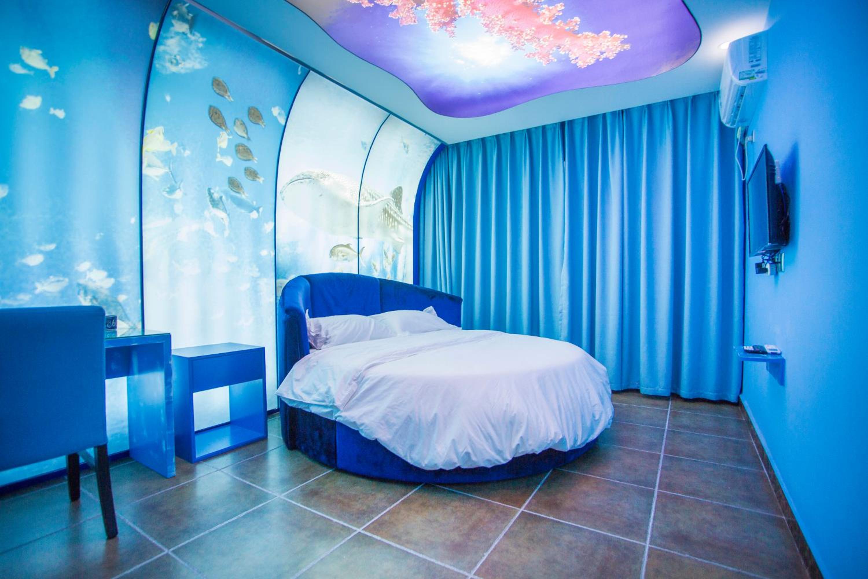Queen Room photo 2