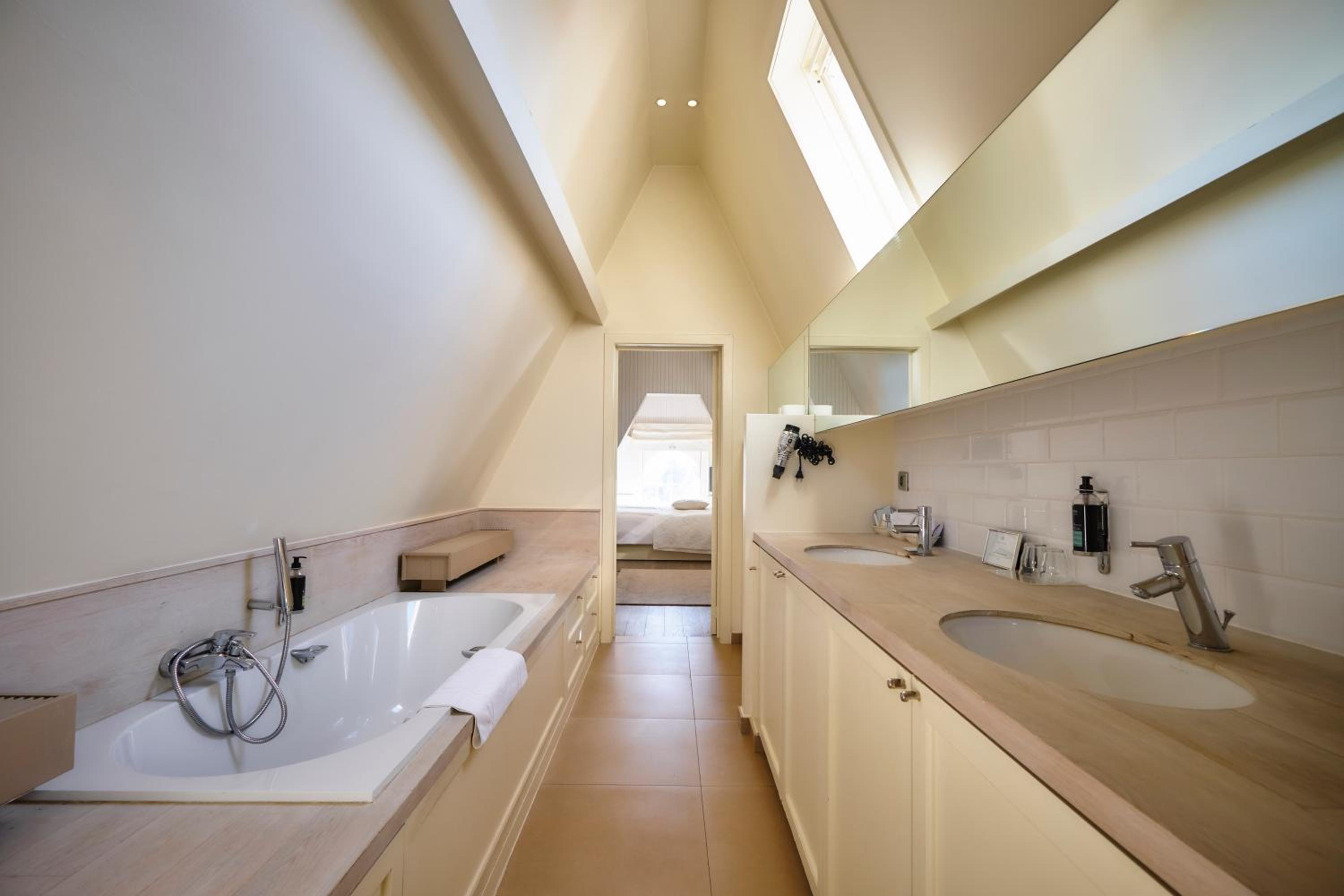 Family Room with Bathroom photo 3