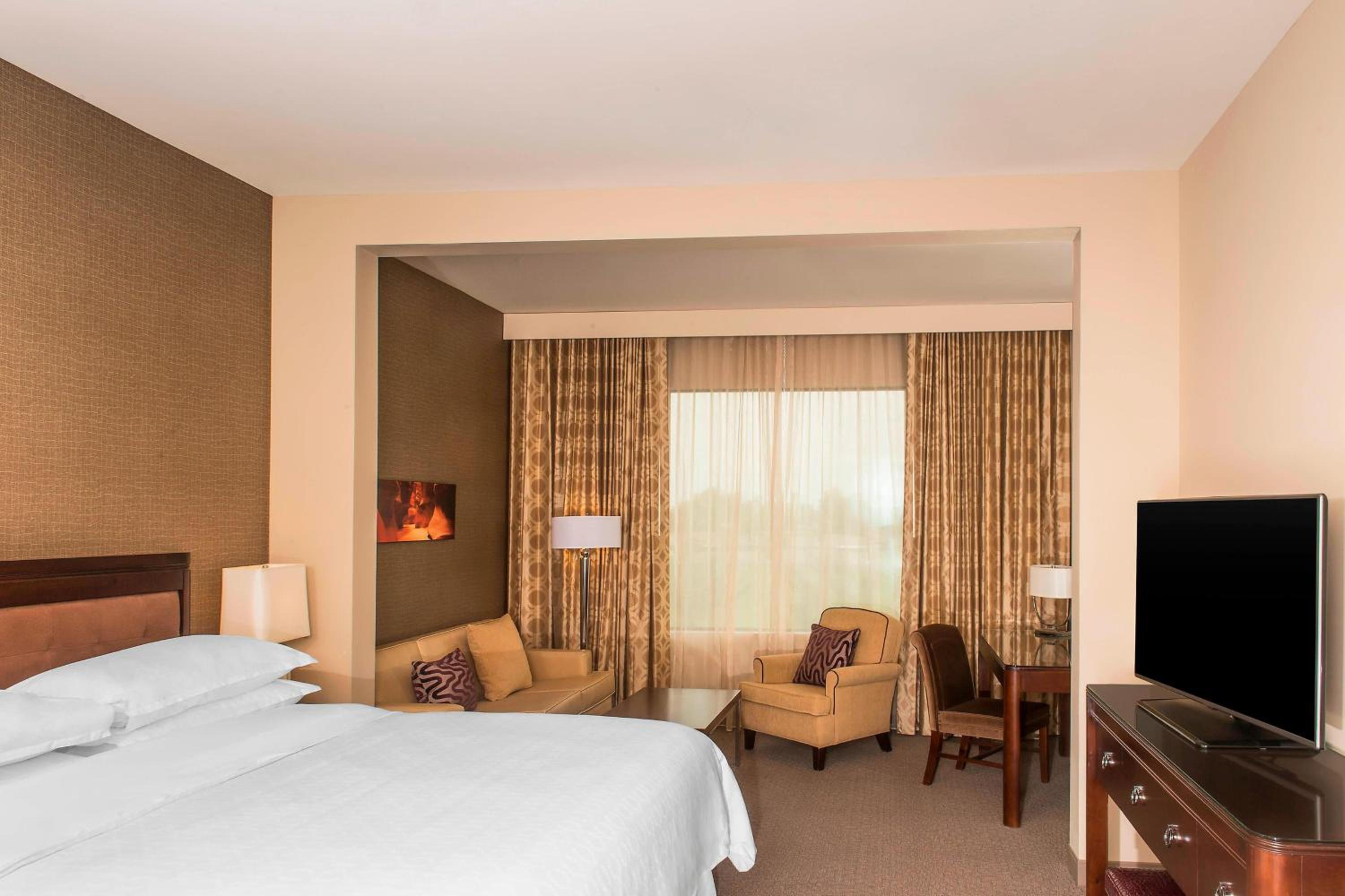 Club lounge access, 1 Bedroom Presidential Suite, Pool view