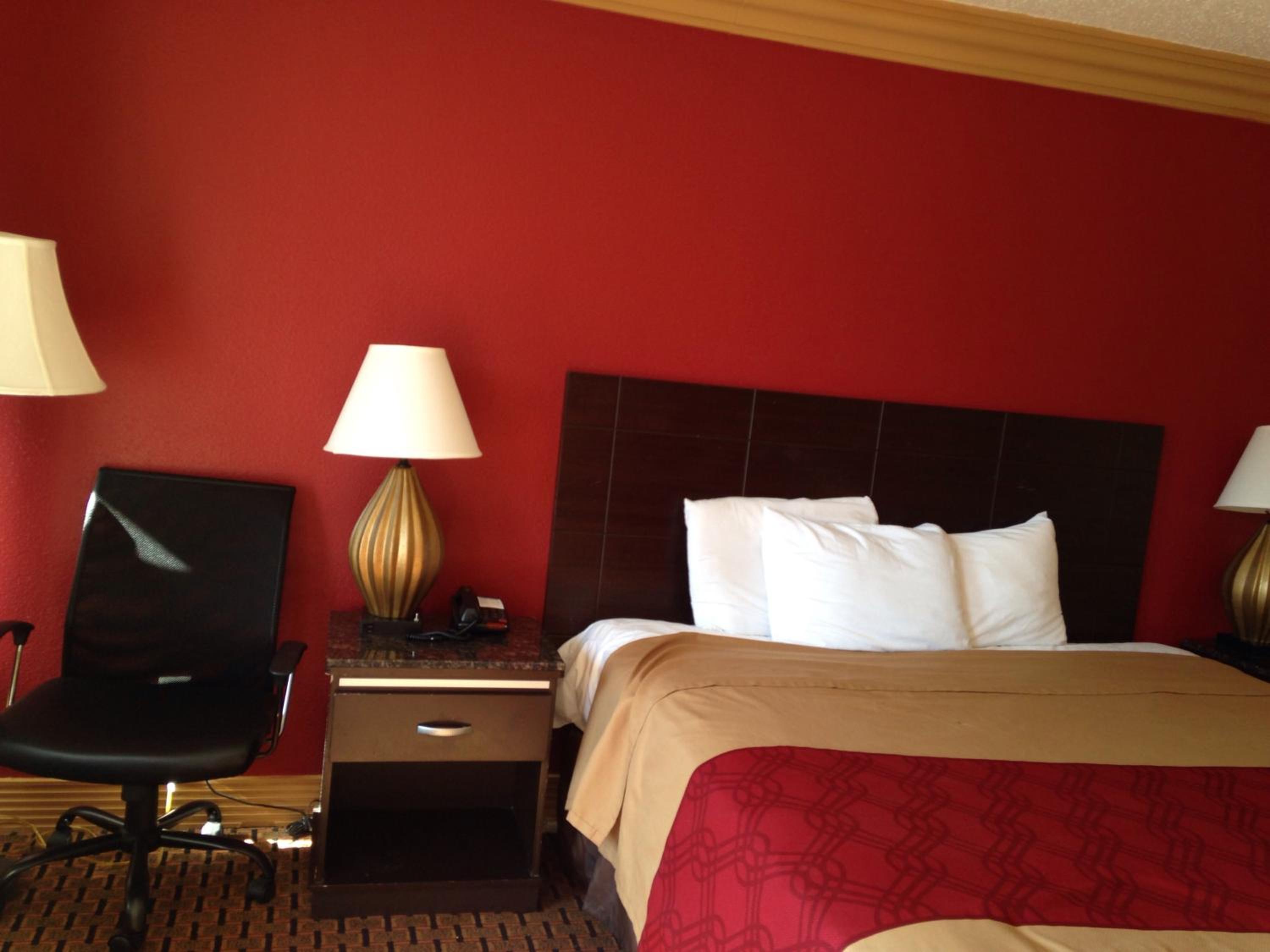 Queen Room - Non-Smoking photo 3