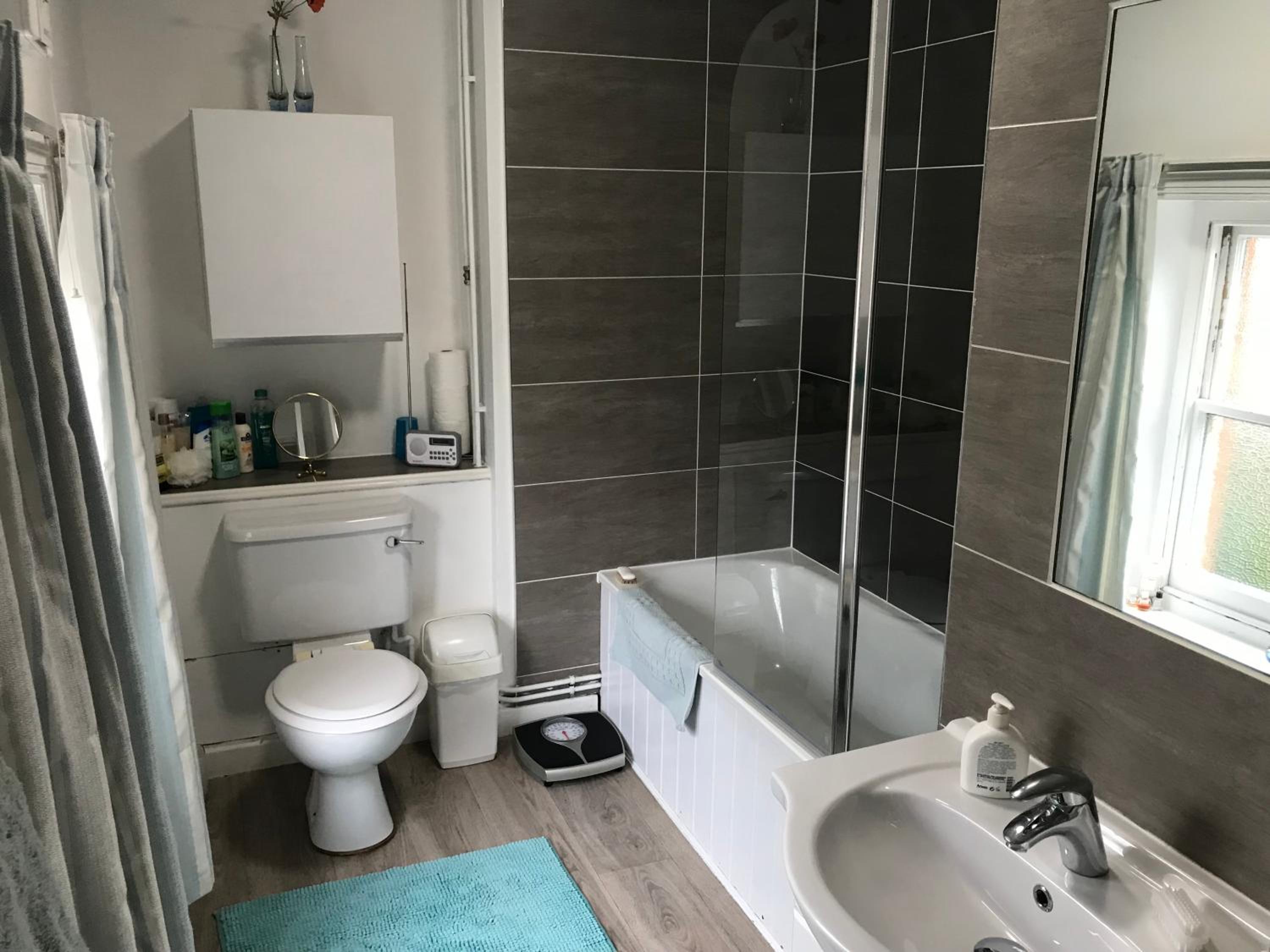 Family Room with Private Bathroom photo 2