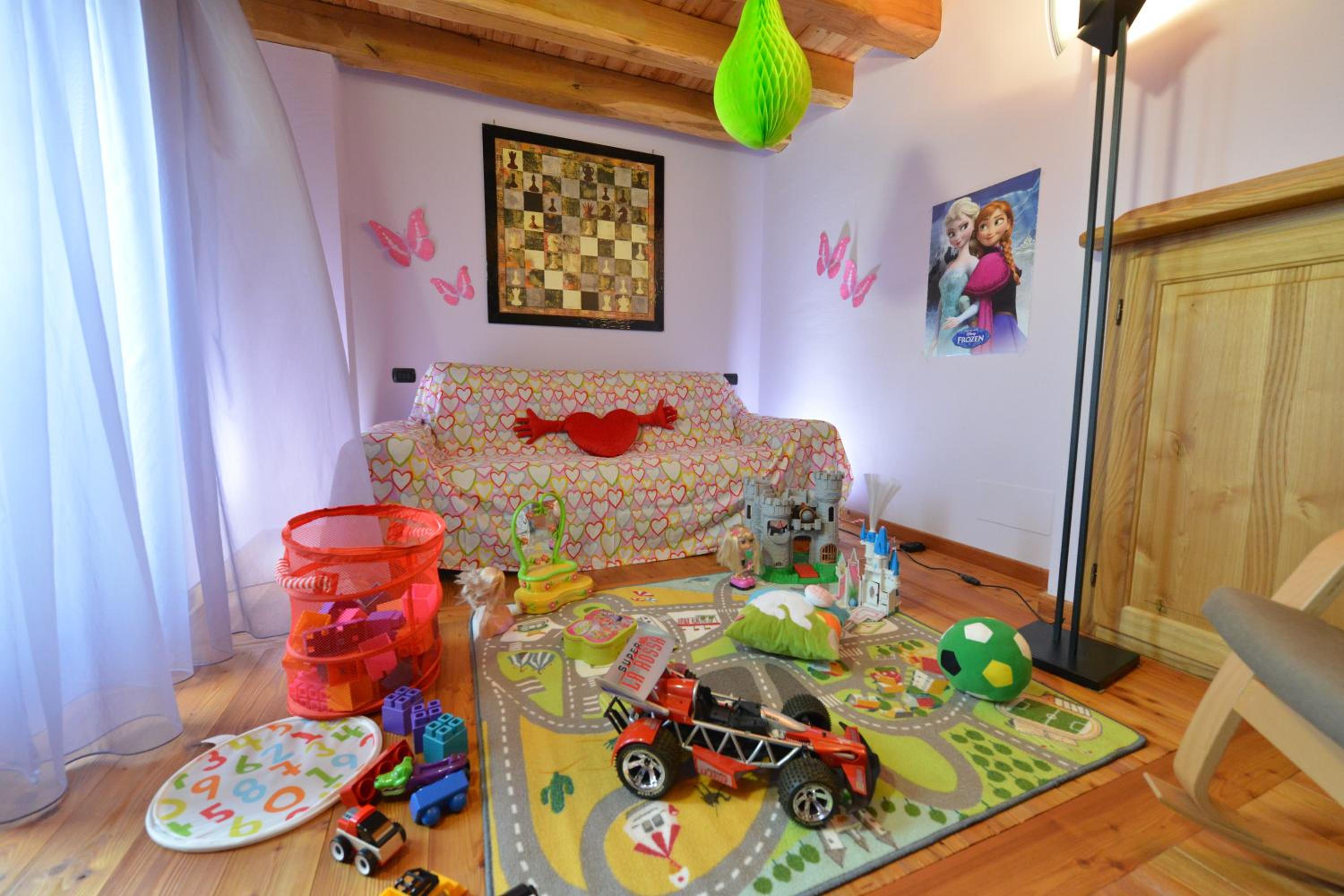 Six-Bedroom House photo 2