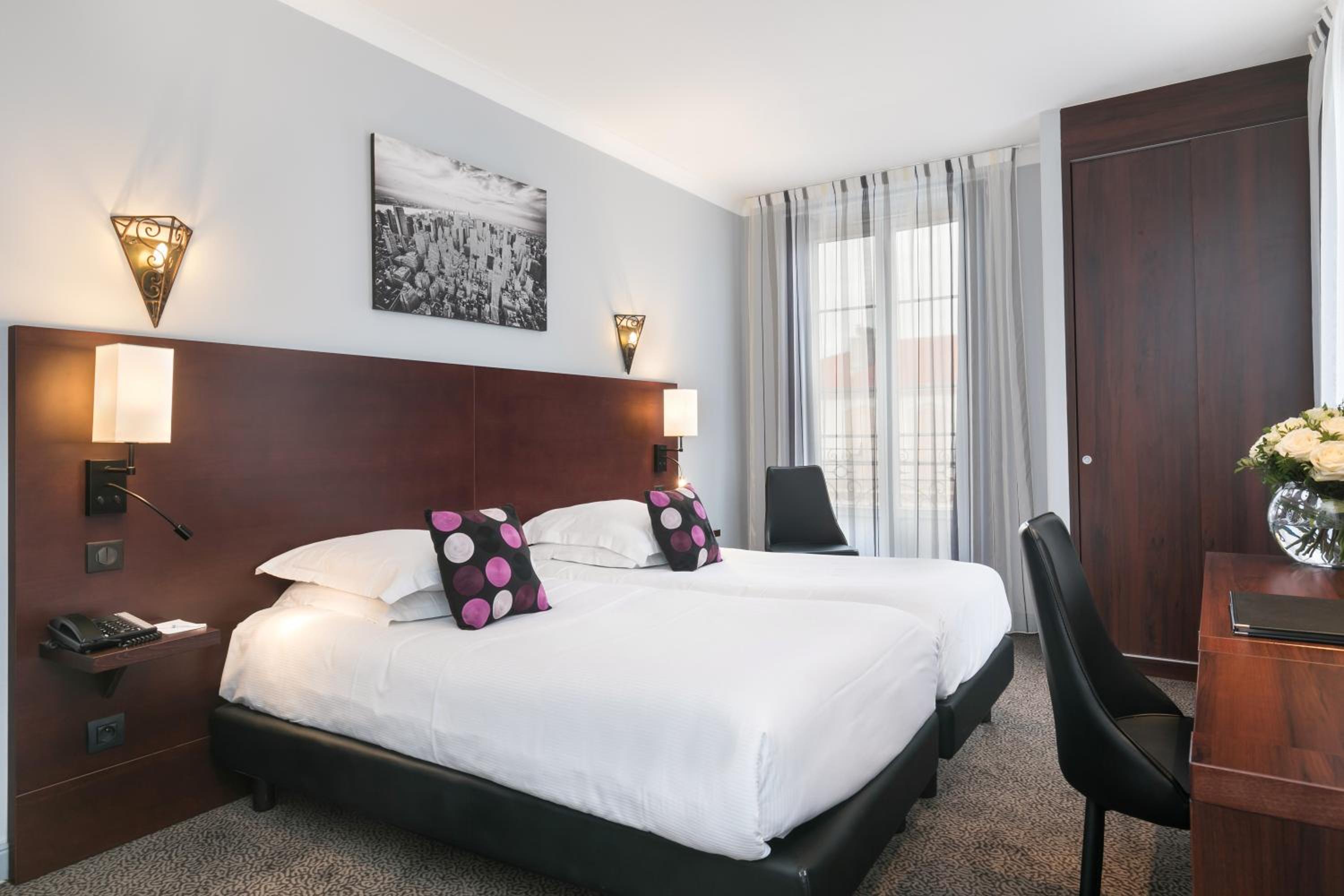 Superior Room with Balcony - Photo 2