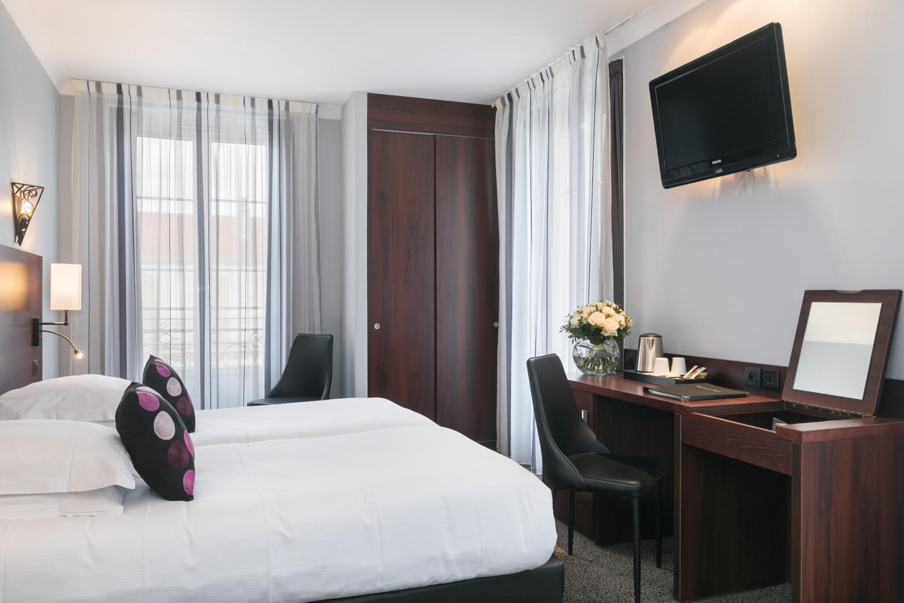 Superior Room with Balcony - Photo 3