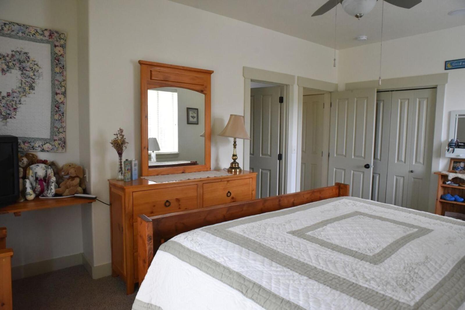 King Room - Non-Smoking photo 2