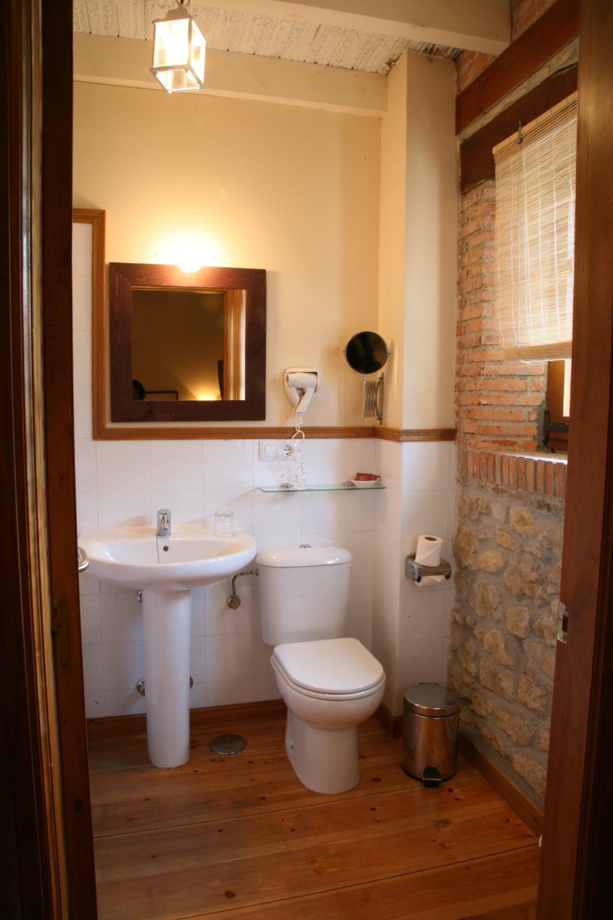Double Room - Photo 9