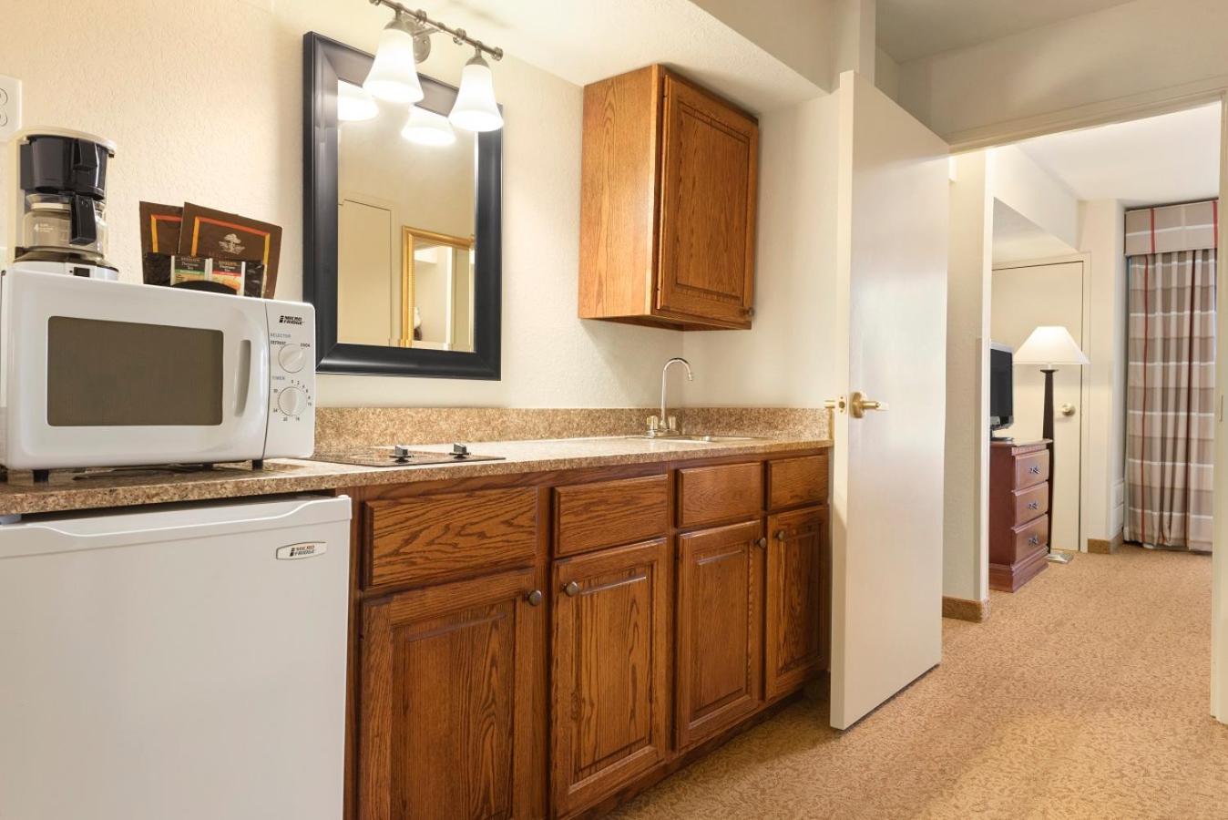One-Bedroom Suite With Two Queen Beds And Sofa Bed - Non-Smoking