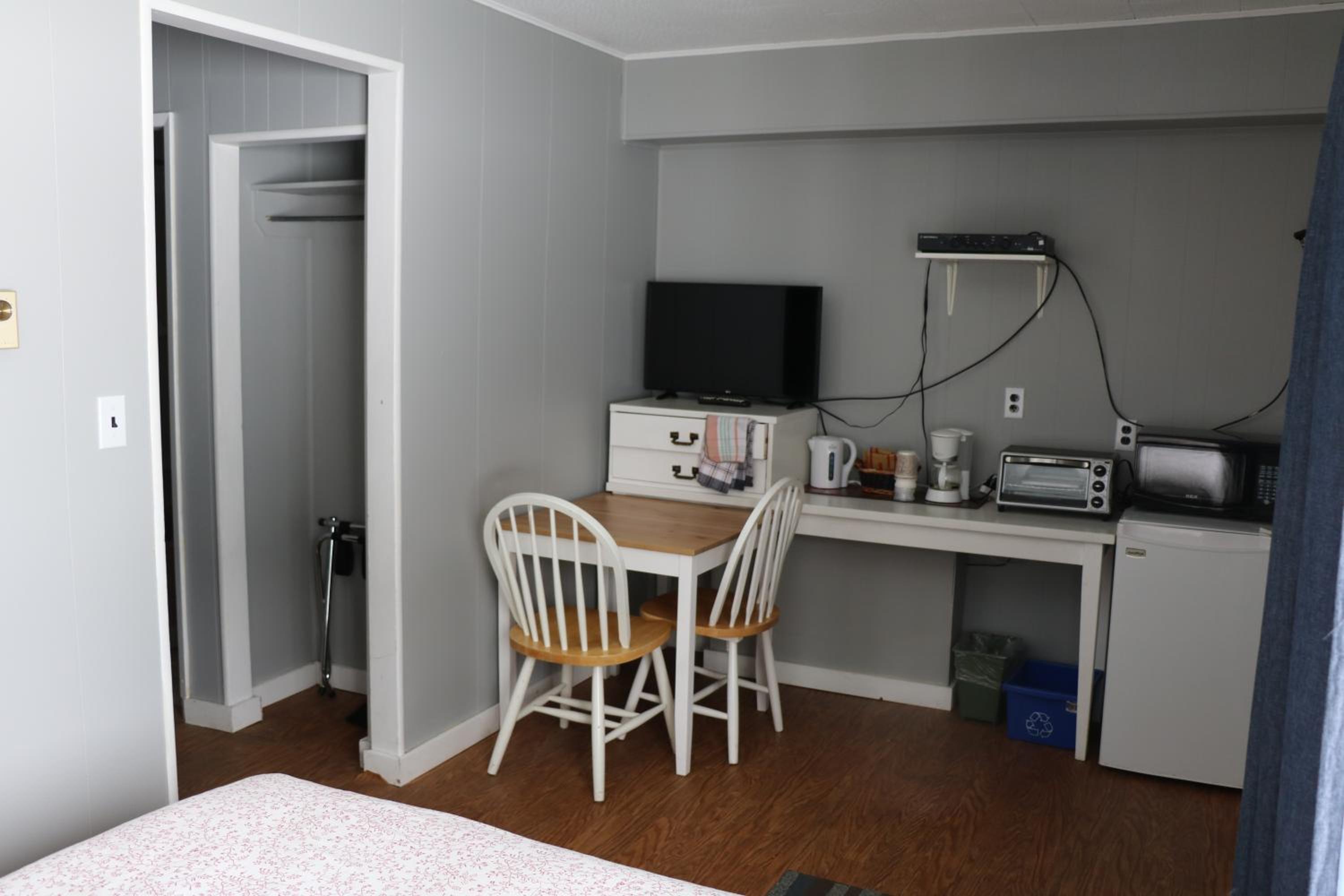 Quadruple Room with Lake View - Photo 6