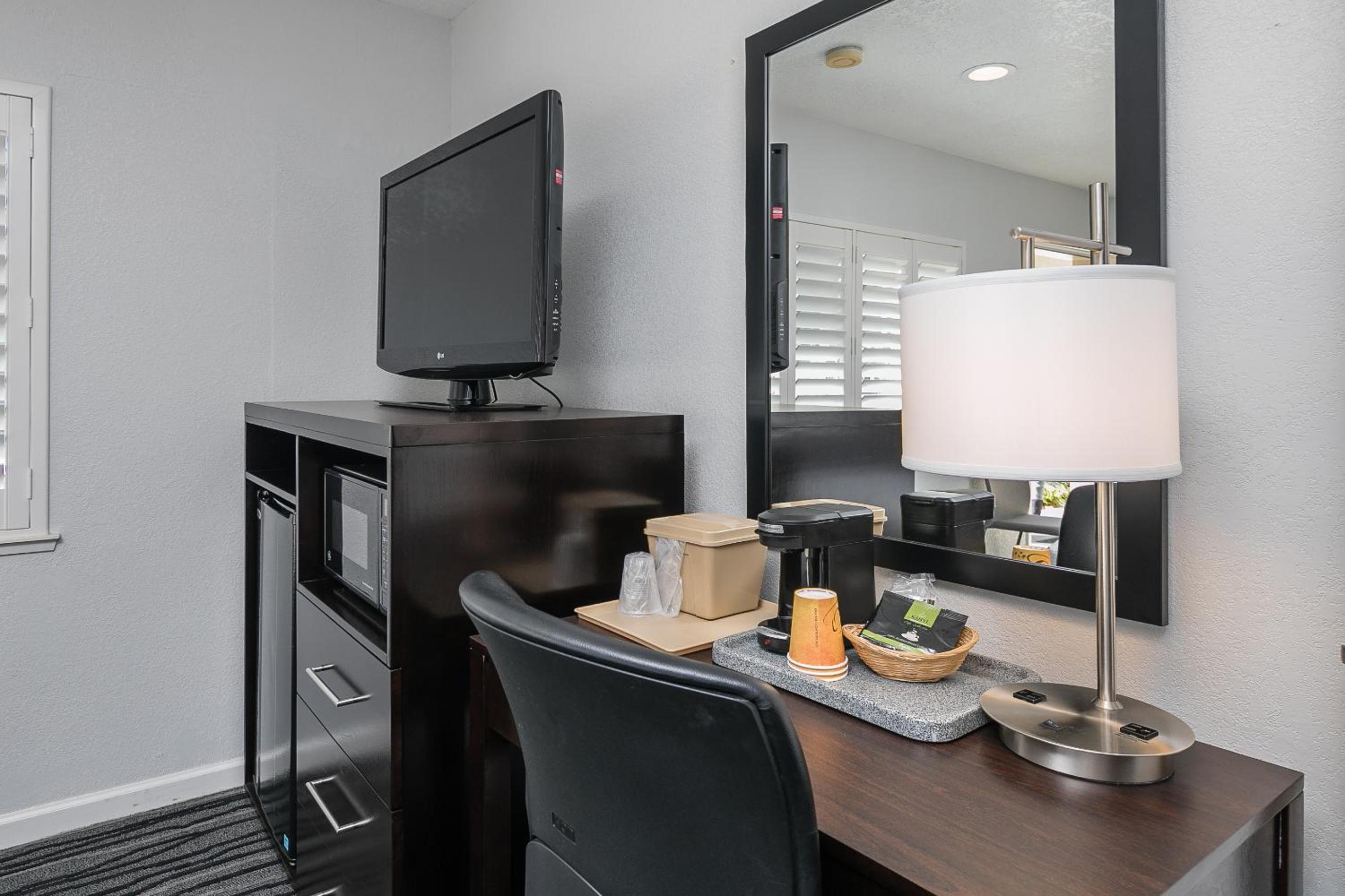 Standard Room with Two Double Beds - Photo 3