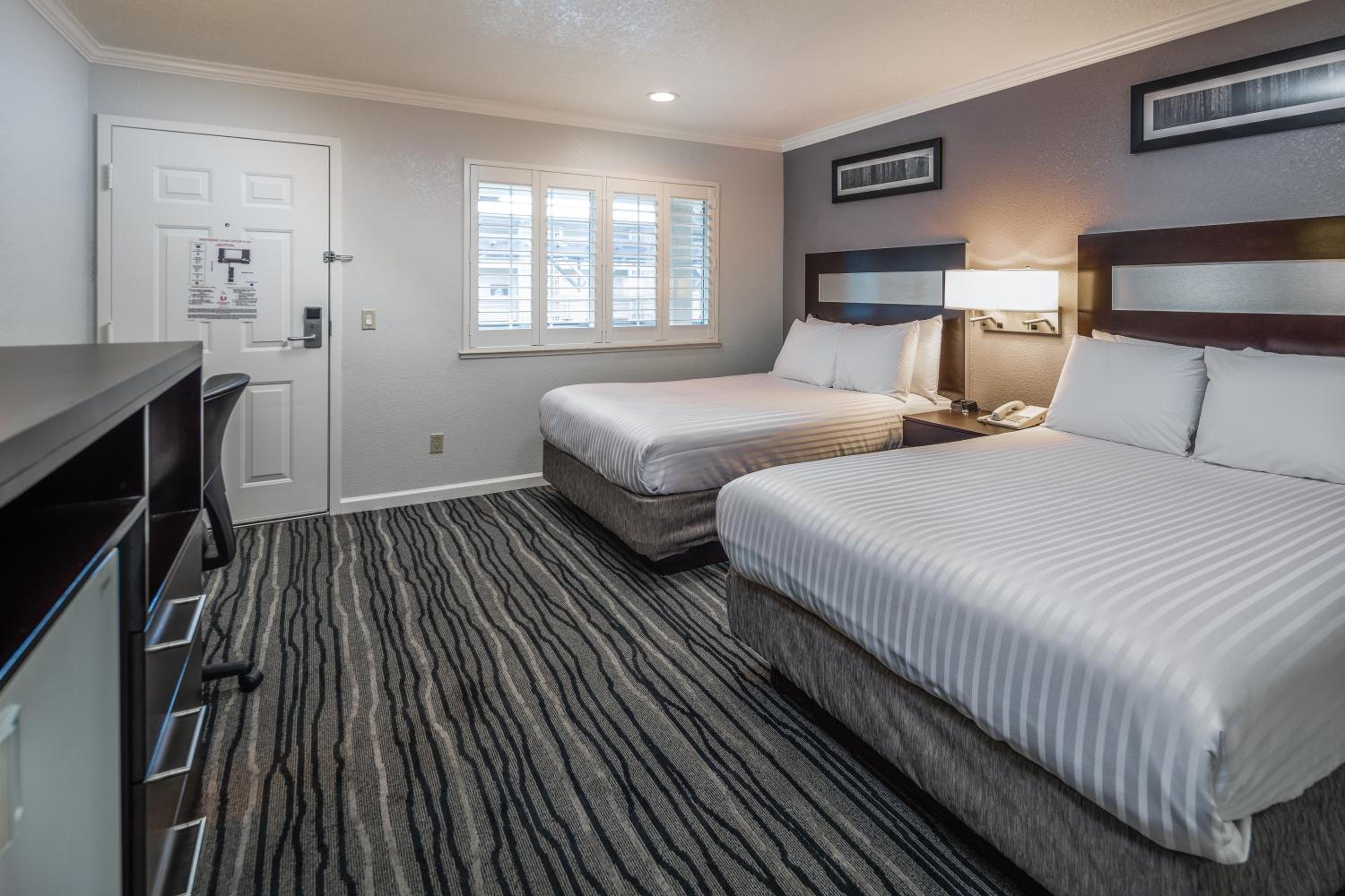 Standard Room with Two Double Beds - Photo 2
