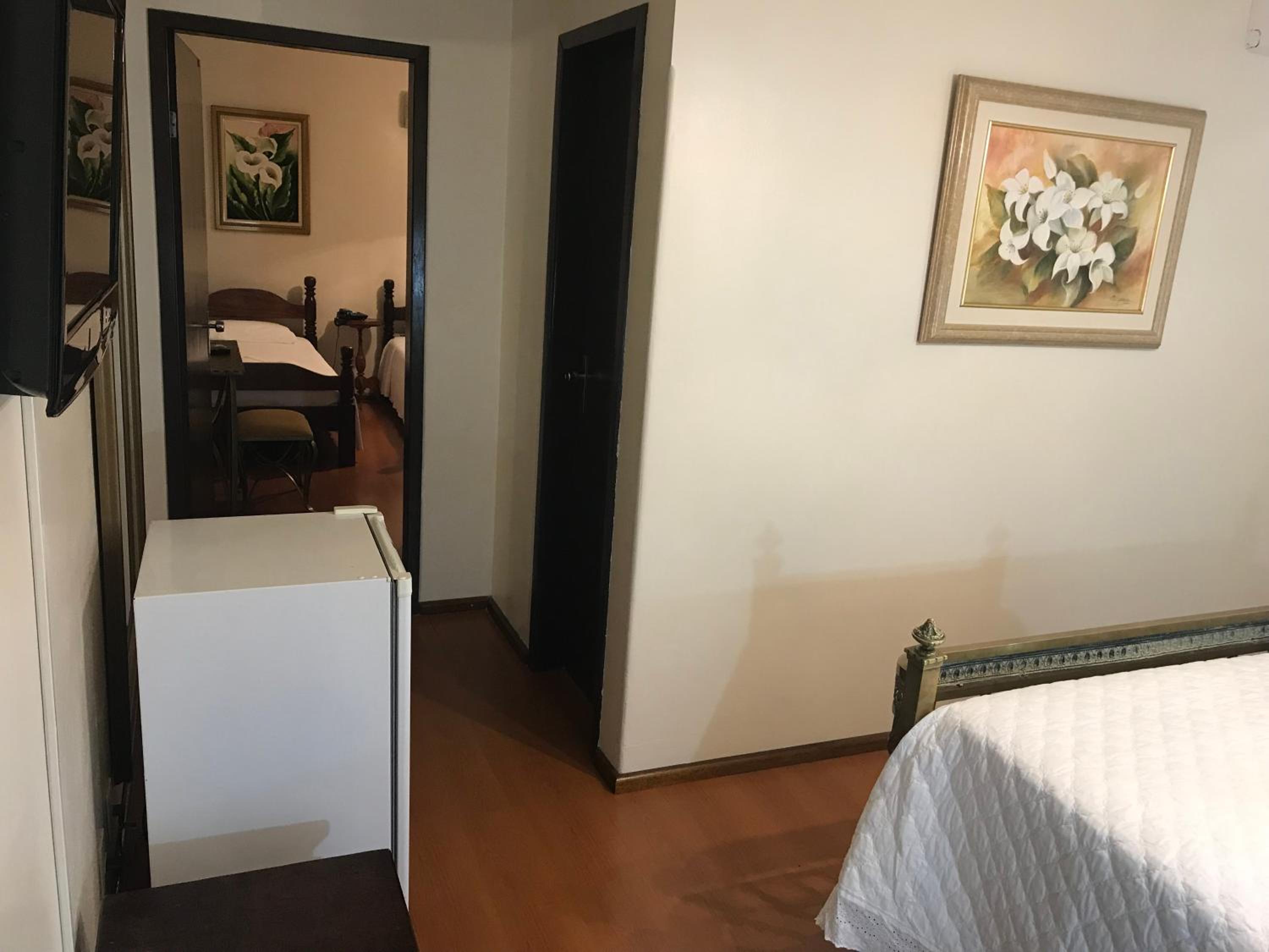 Family Room with Shared Bathroom photo 3