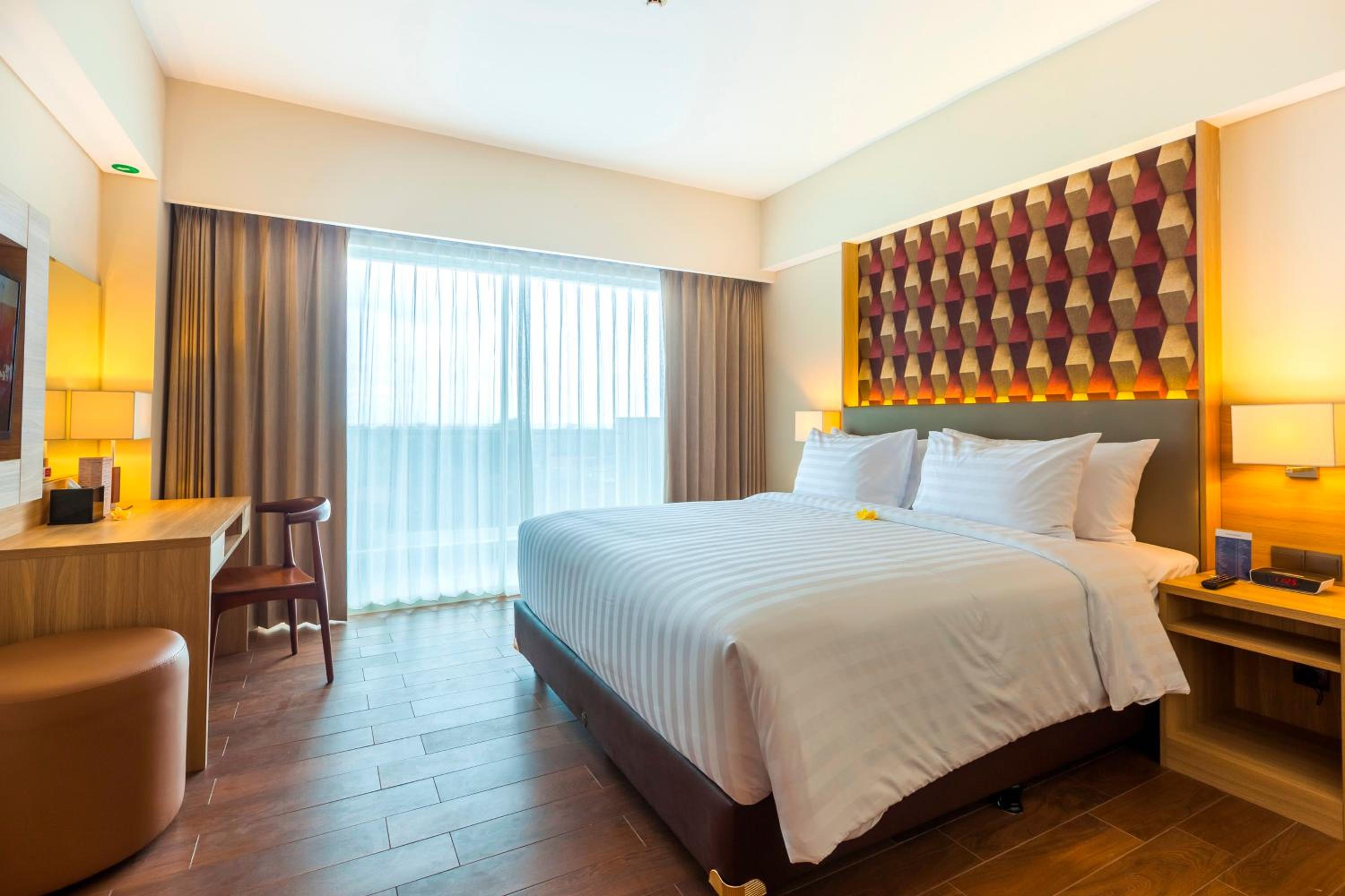 Executive King Suite with Balcony - Non-Smoking photo 2